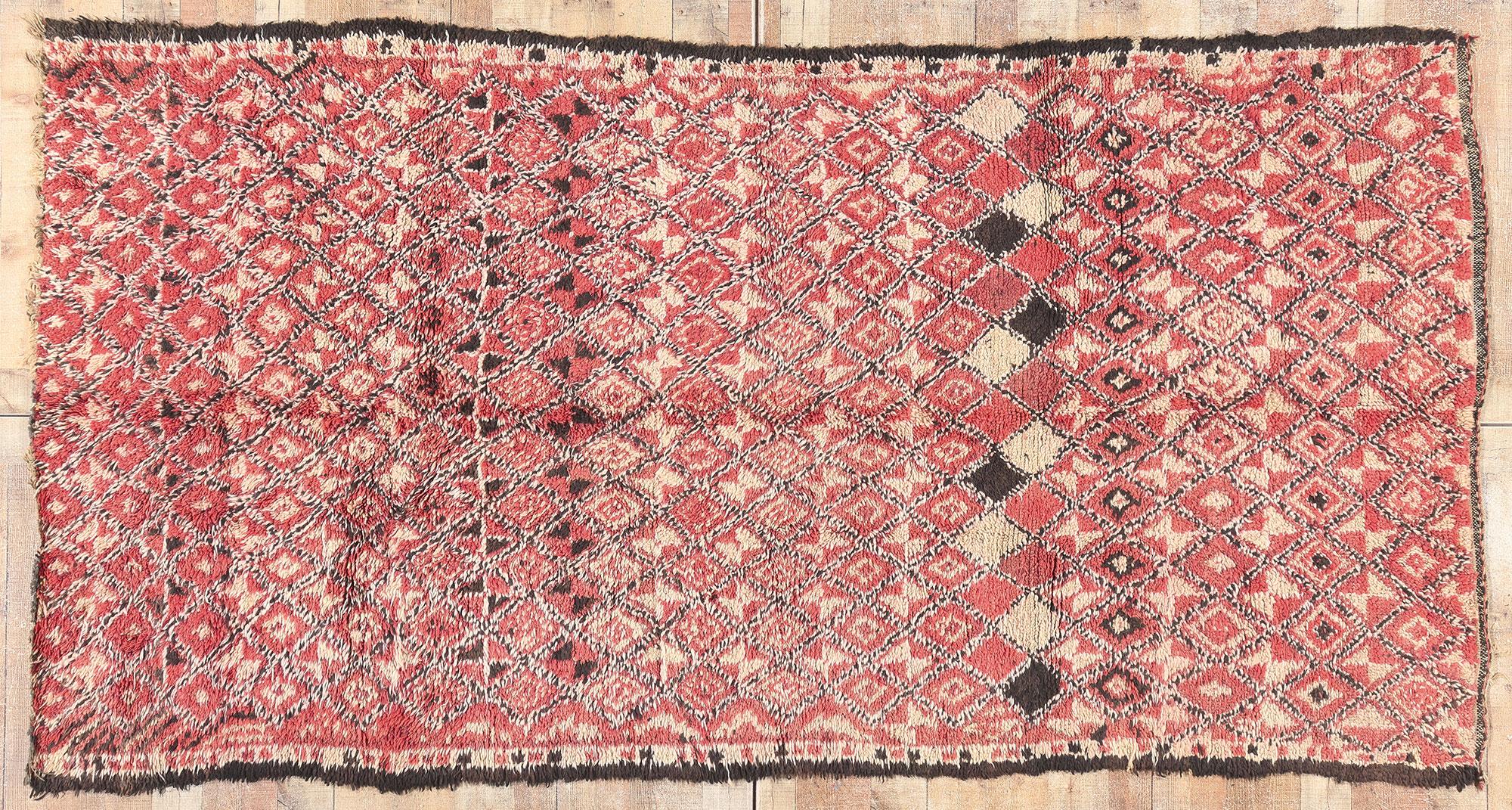 Marokkanischer Beni MGuild-Teppich im Vintage-Stil, Nomadic Charm Meets, Mitte des Jahrhunderts im Angebot 2