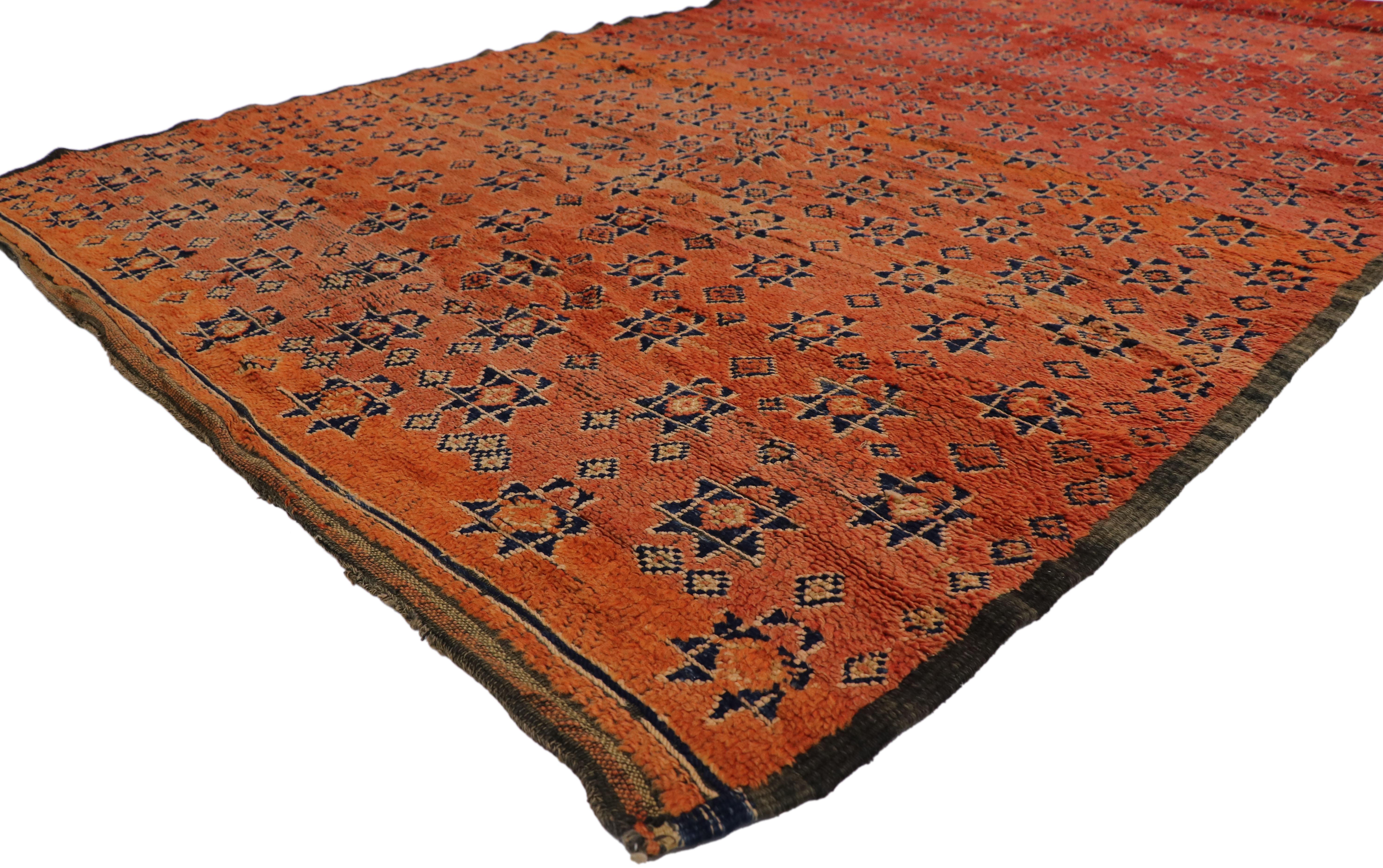 21473 Vintage Beni MGuild Marokkanischer Teppich, 05'09 x 09'08. Die vom Stamm der Beni M'Guild im Mittleren Atlasgebirge Marokkos stammenden Beni M'Guild-Teppiche verkörpern eine geschätzte Tradition, die von erfahrenen Berberfrauen in sorgfältiger