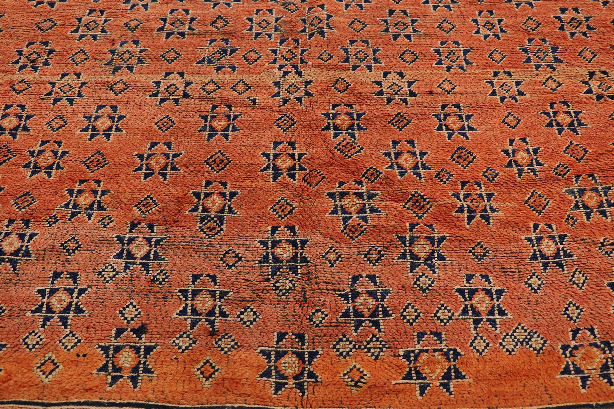 Marokkanischer Beni MGuild Vintage Beni MGuild-Teppich, Midcentury Modern Meets Stammeskunst-Enchantment, Vintage (Handgeknüpft) im Angebot