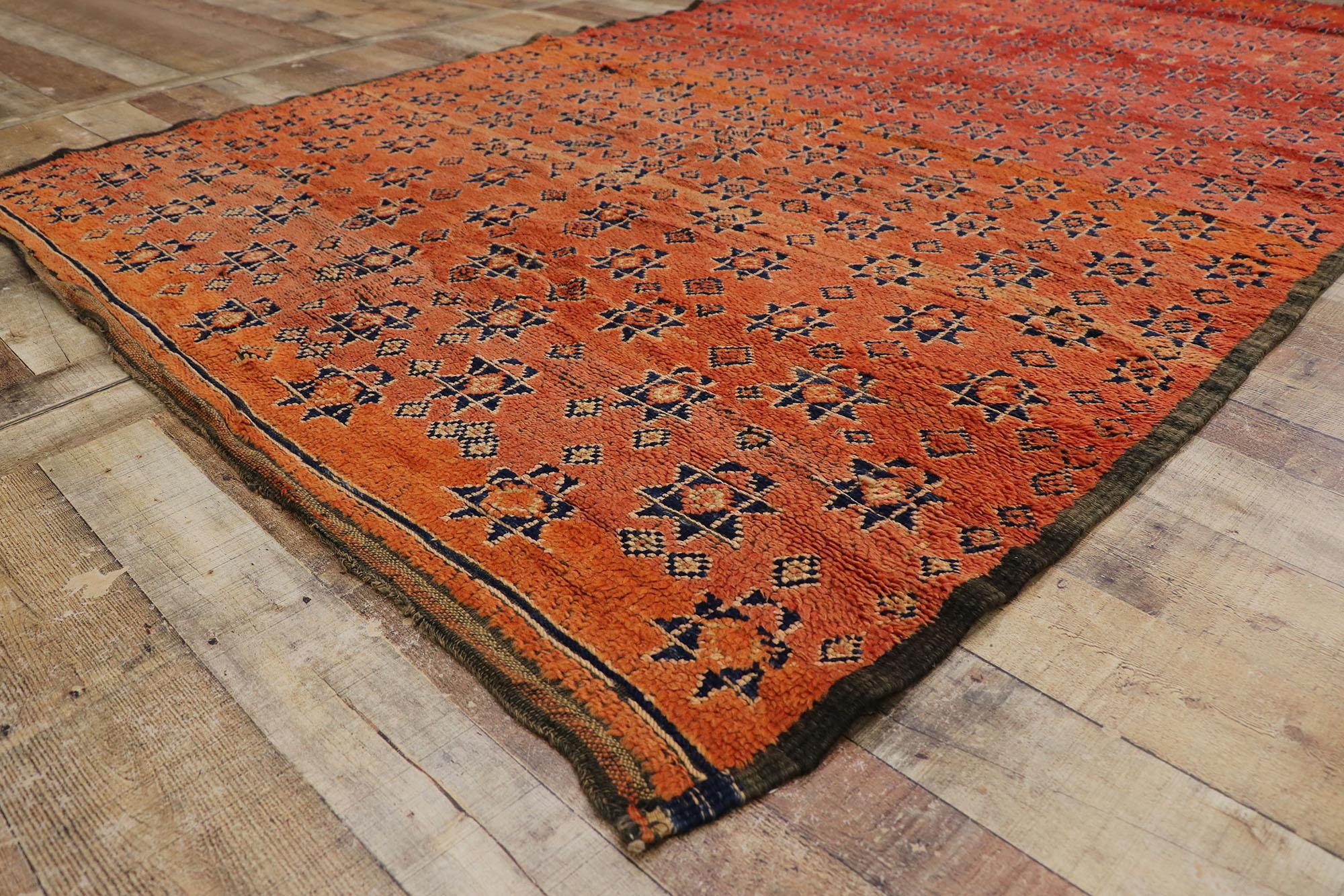 Marokkanischer Beni MGuild Vintage Beni MGuild-Teppich, Midcentury Modern Meets Stammeskunst-Enchantment, Vintage (Wolle) im Angebot