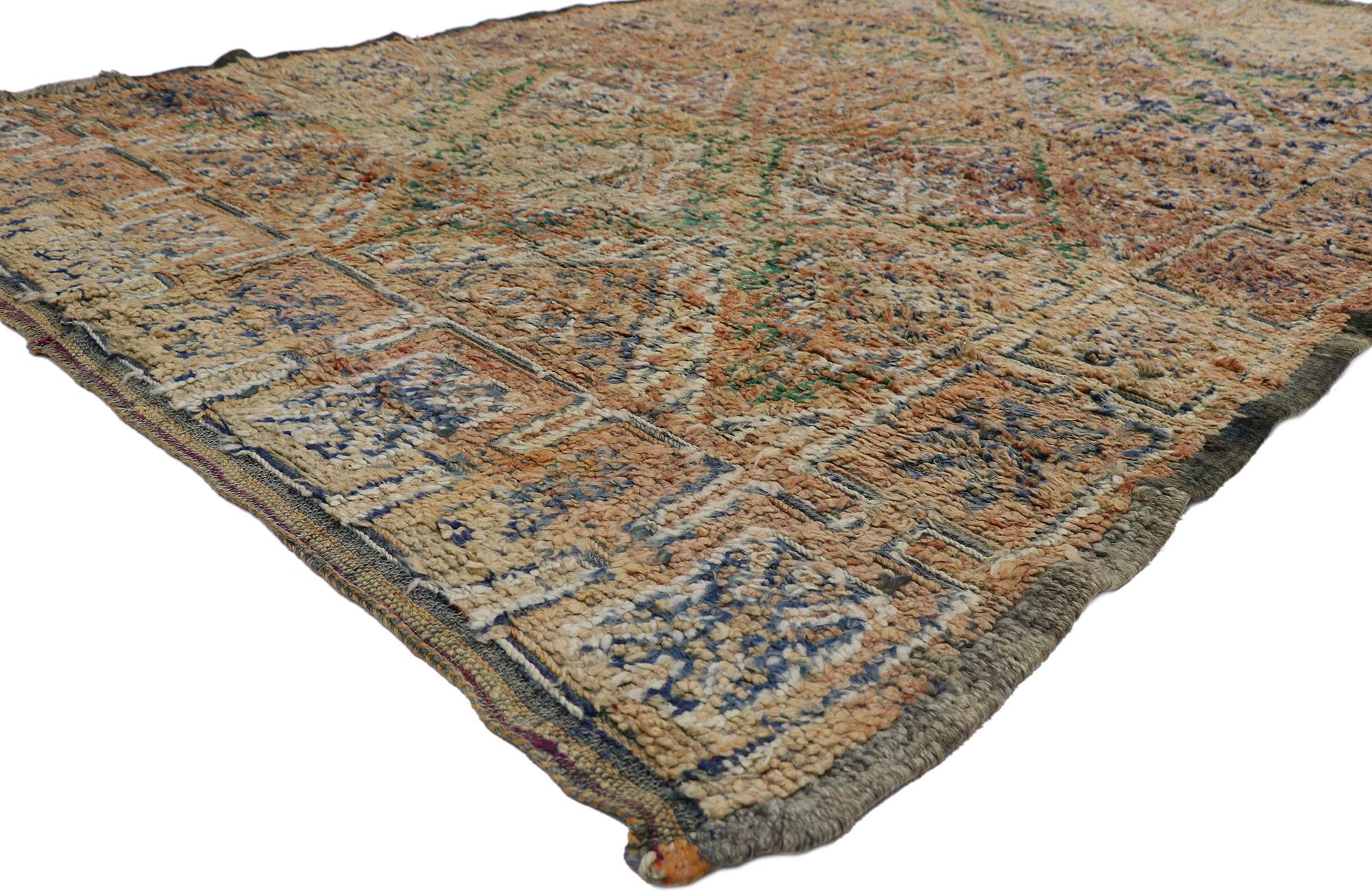 21249 Tapis marocain berbère vintage, 06'03 x 10'04.
Le charme nomade rencontre l'élégance ensoleillée dans ce tapis marocain vintage en laine noué à la main. Le treillis détaillé en forme de losange et les couleurs délavées des tons de terre tissés