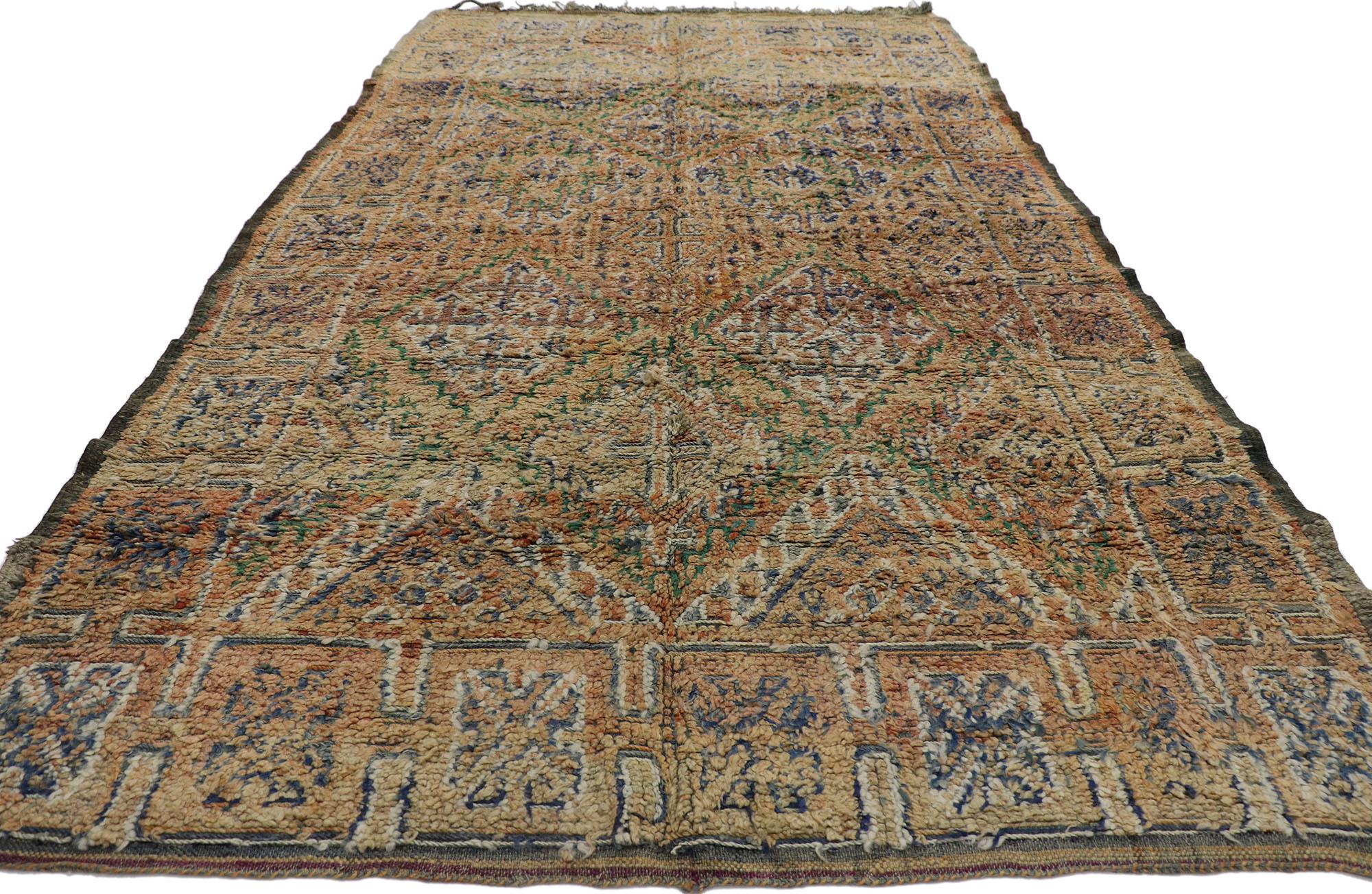 Marokkanischer Vintage-Teppich Beni MGuild, Nomadencharme trifft auf rustikale Eleganz (Rustikal) im Angebot