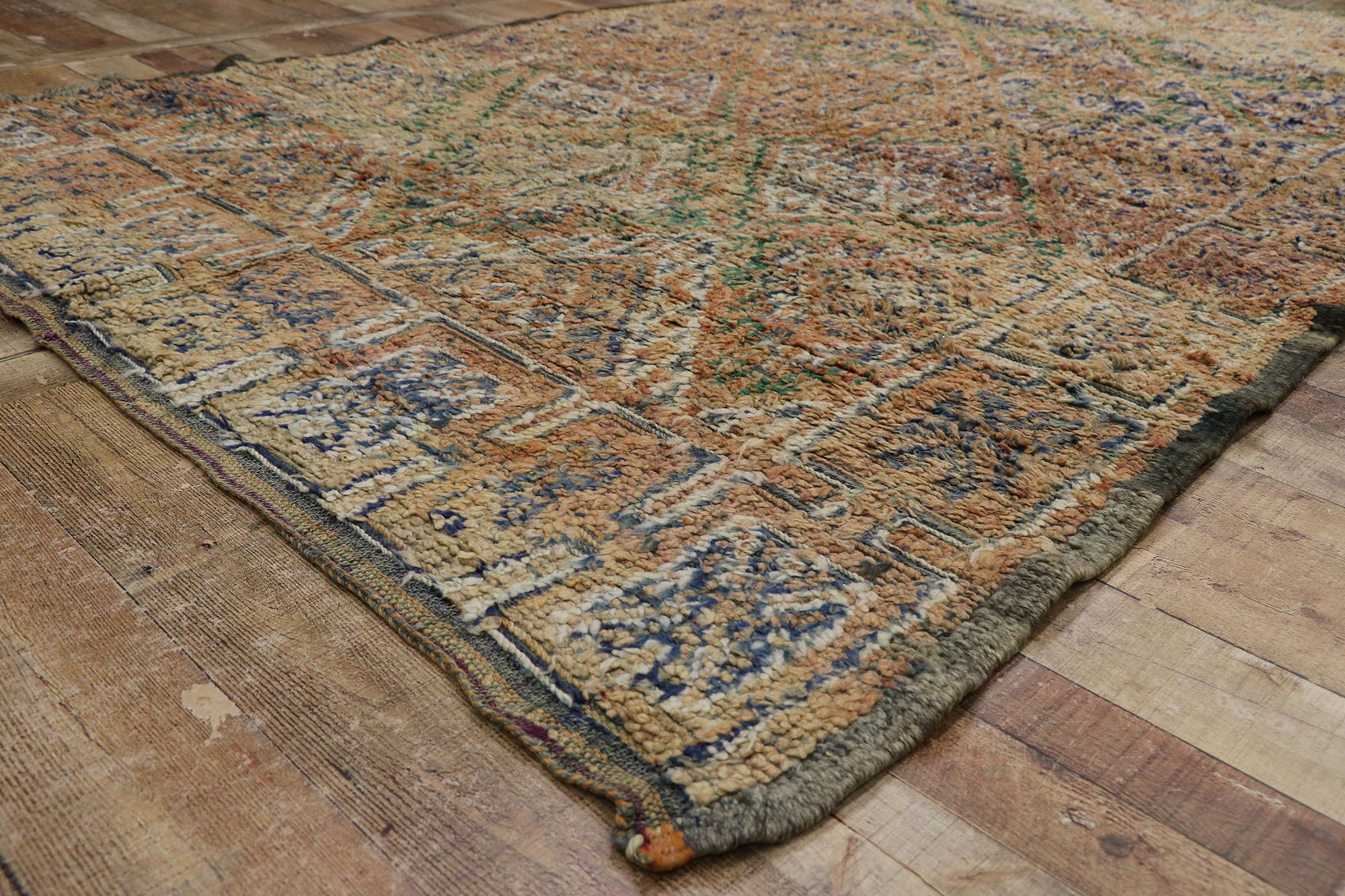 Marokkanischer Vintage-Teppich Beni MGuild, Nomadencharme trifft auf rustikale Eleganz (20. Jahrhundert) im Angebot