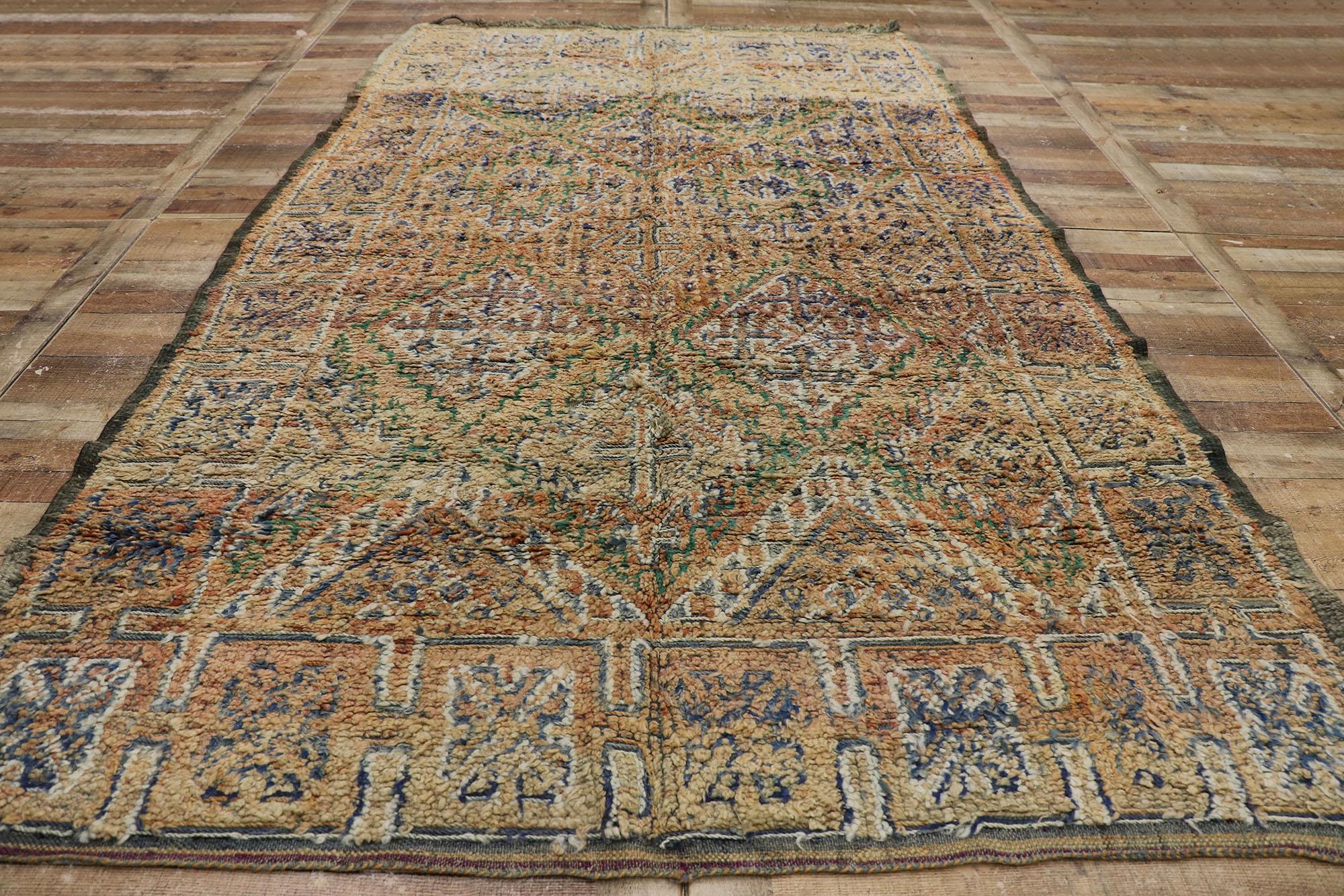 Marokkanischer Vintage-Teppich Beni MGuild, Nomadencharme trifft auf rustikale Eleganz (Wolle) im Angebot