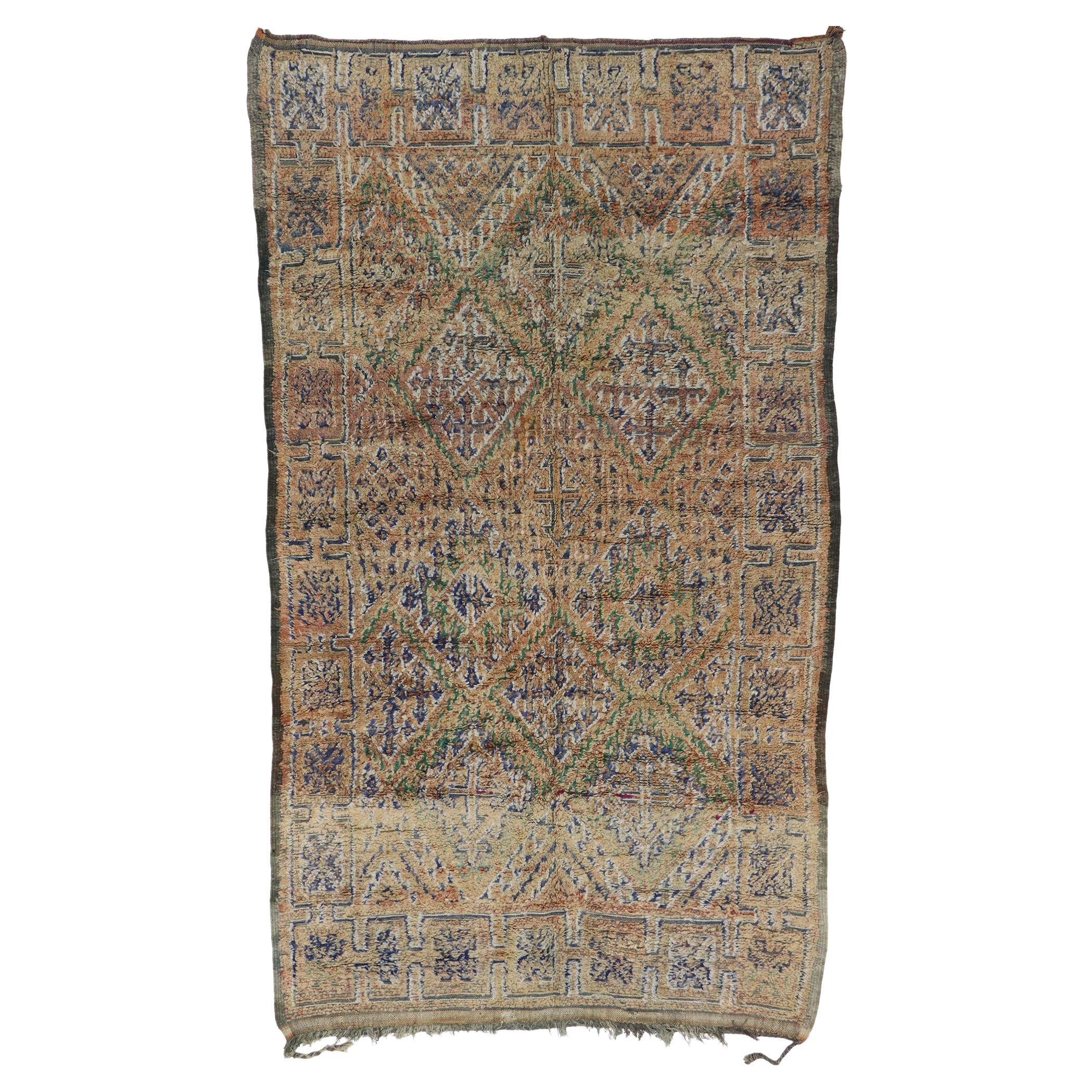 Marokkanischer Vintage-Teppich Beni MGuild, Nomadencharme trifft auf rustikale Eleganz im Angebot