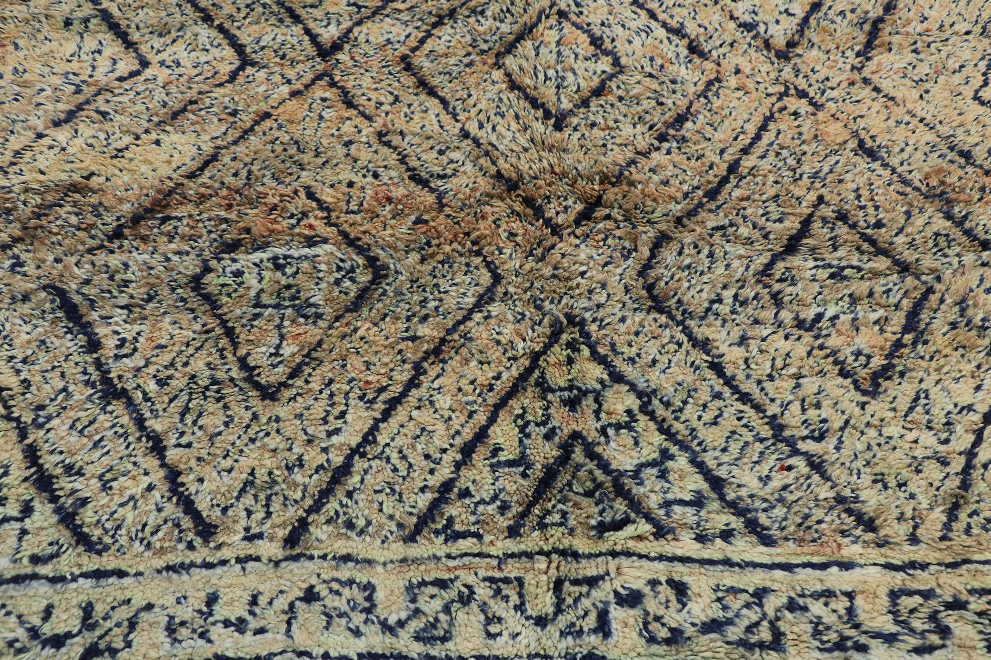 Marokkanischer Vintage-Teppich Beni MGuild, rustikaler Charme trifft auf sonnengebräunte Eleganz (Handgeknüpft) im Angebot