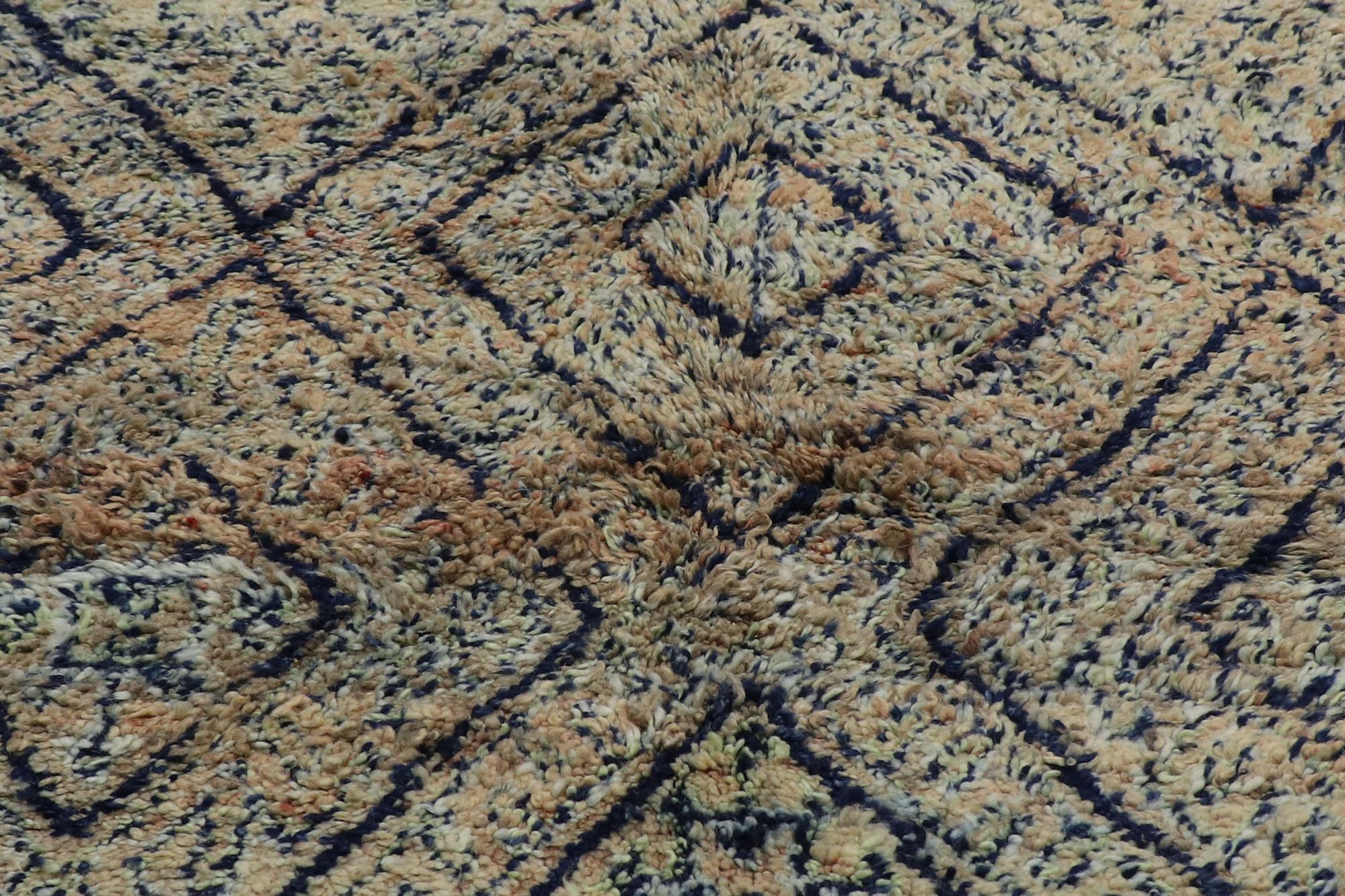 Marokkanischer Vintage-Teppich Beni MGuild, rustikaler Charme trifft auf sonnengebräunte Eleganz im Zustand „Gut“ im Angebot in Dallas, TX