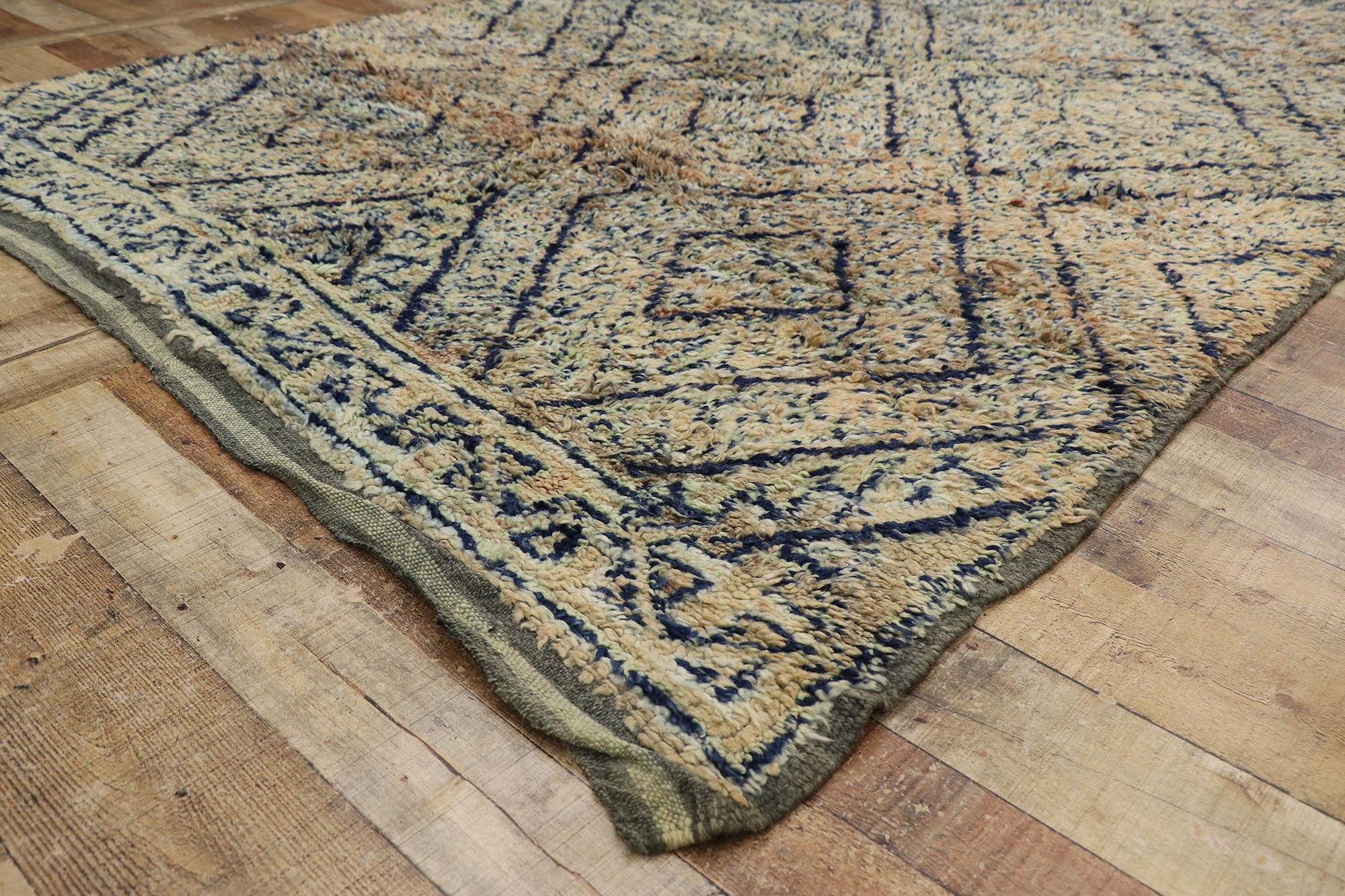 Marokkanischer Vintage-Teppich Beni MGuild, rustikaler Charme trifft auf sonnengebräunte Eleganz im Angebot 1