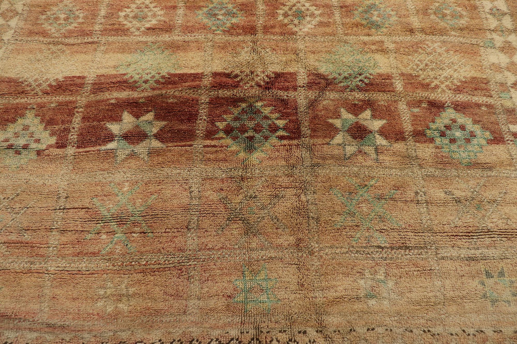 Marokkanischer Beni MGuild-Teppich im Vintage-Stil, Spicy Global Style Meets Organic Modern (Handgeknüpft) im Angebot