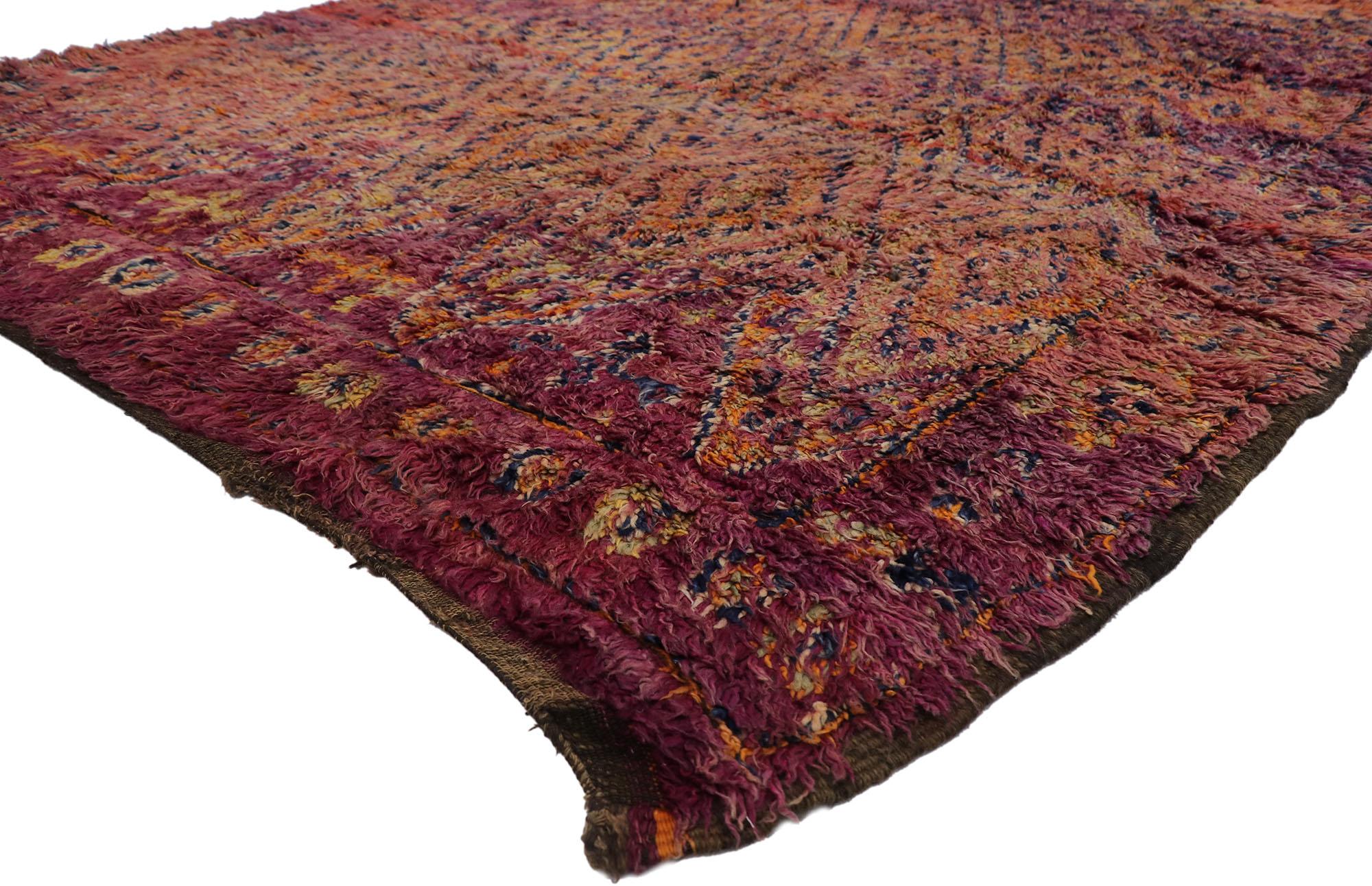 21312 Tapis marocain Vintage Beni MGuild, 07'02 x 09'00.
Ce tapis marocain vintage Beni MGuild en laine nouée à la main allie le luxe moderne et le bohème sulfureux. Le design détaillé des diamants et les couleurs atmosphériques tissées dans cette