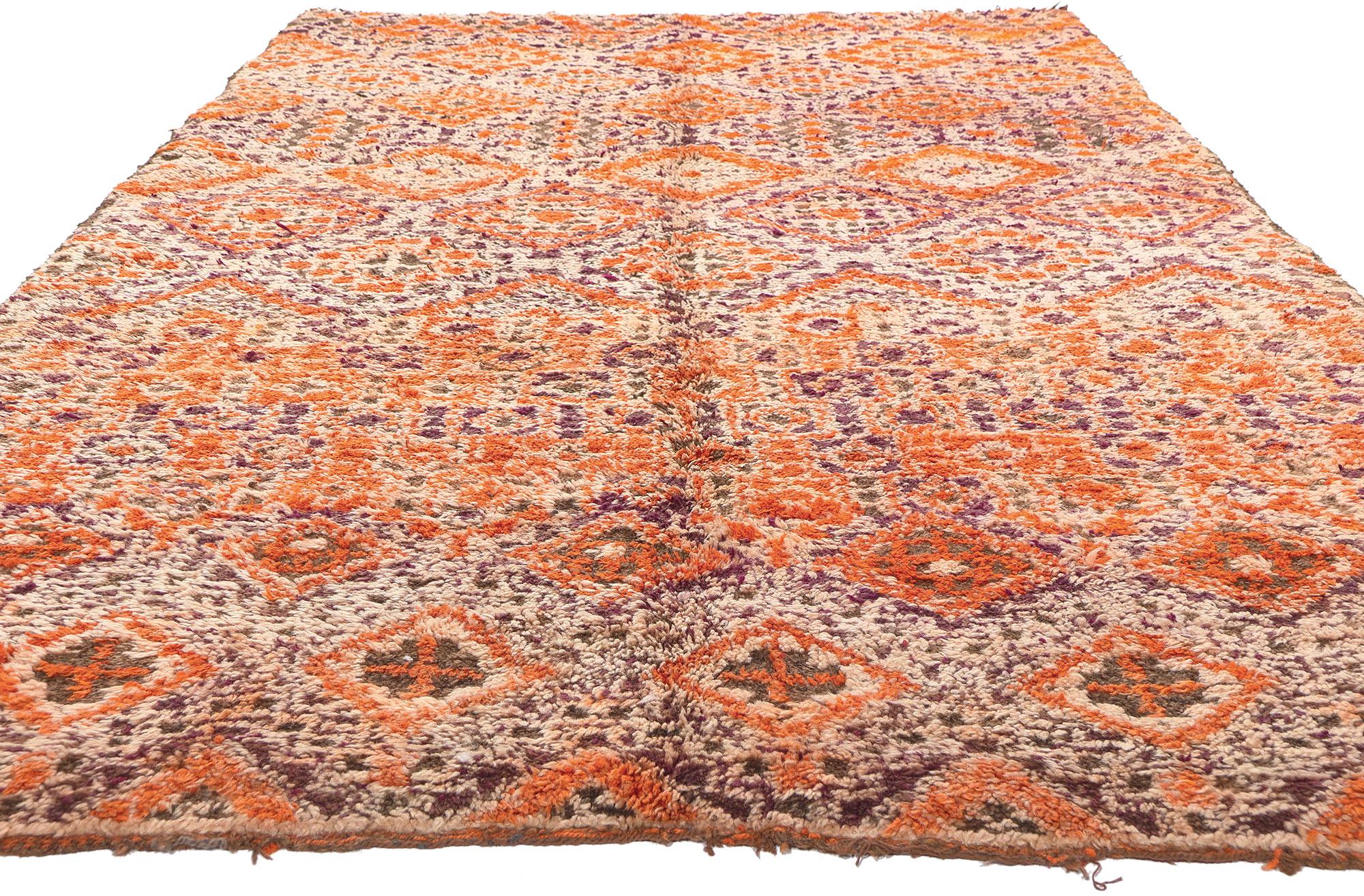 Mid-Century Modern Tapis marocain Beni MGuild, l'enchantement tribal rencontre le moderne du milieu du siècle dernier  en vente