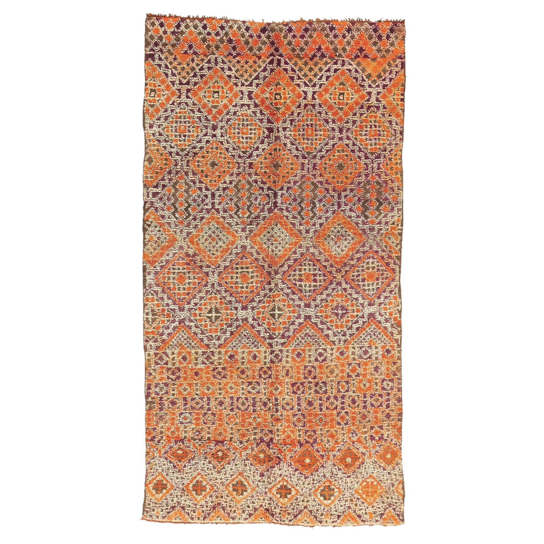 Tapis marocain Beni MGuild, l'enchantement tribal rencontre le moderne du milieu du siècle dernier  en vente