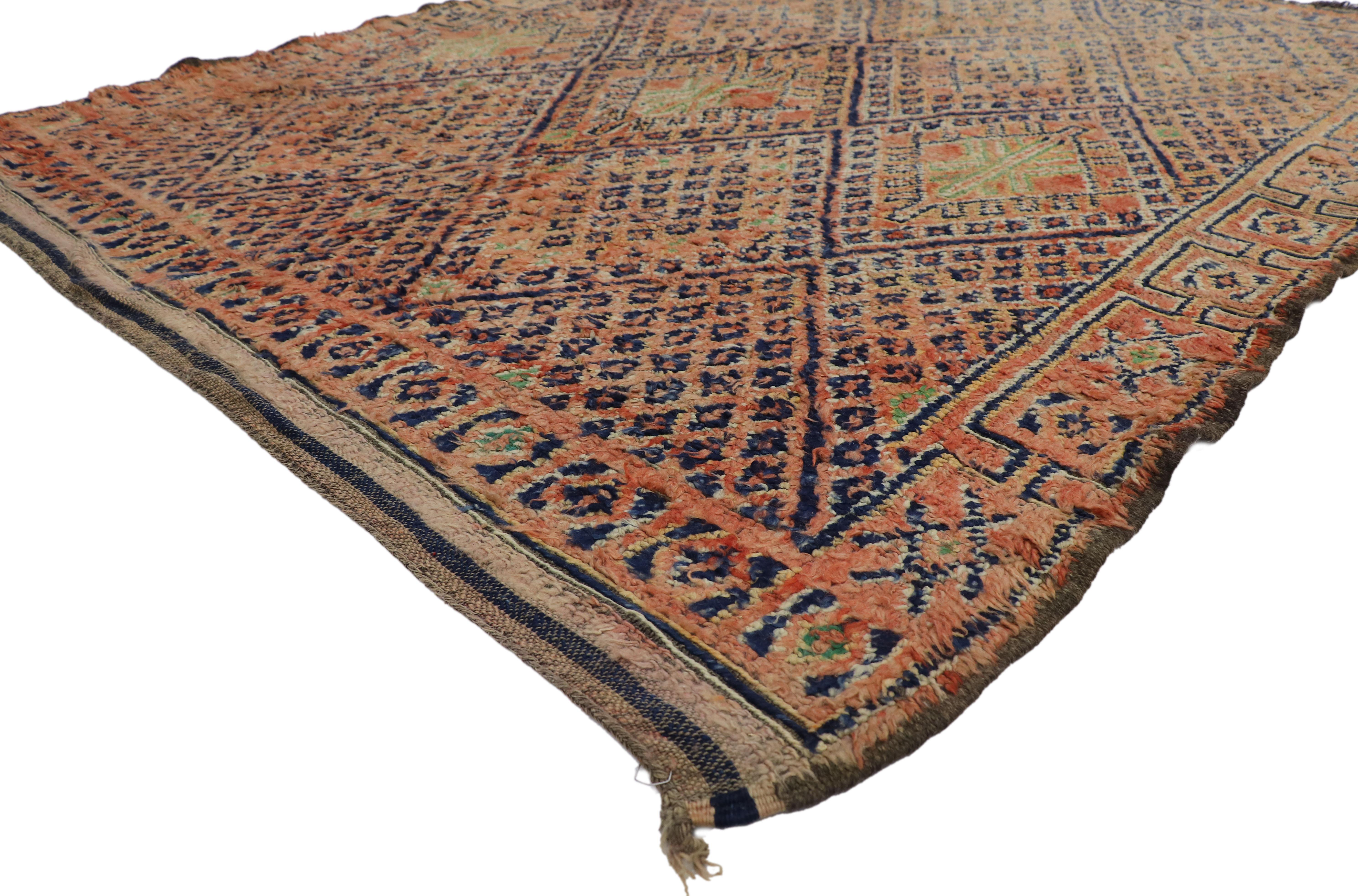 21499 Vintage Beni MGuild Marokkanischer Teppich, 06'07 x 08'01.
Dieser marokkanische Teppich aus handgeknüpfter Wolle im Vintage-Stil von Beni MGuild vereint Gemütlichkeit mit modernem Luxus. Das unverwechselbare Tribal-Gittermuster und die warmen,