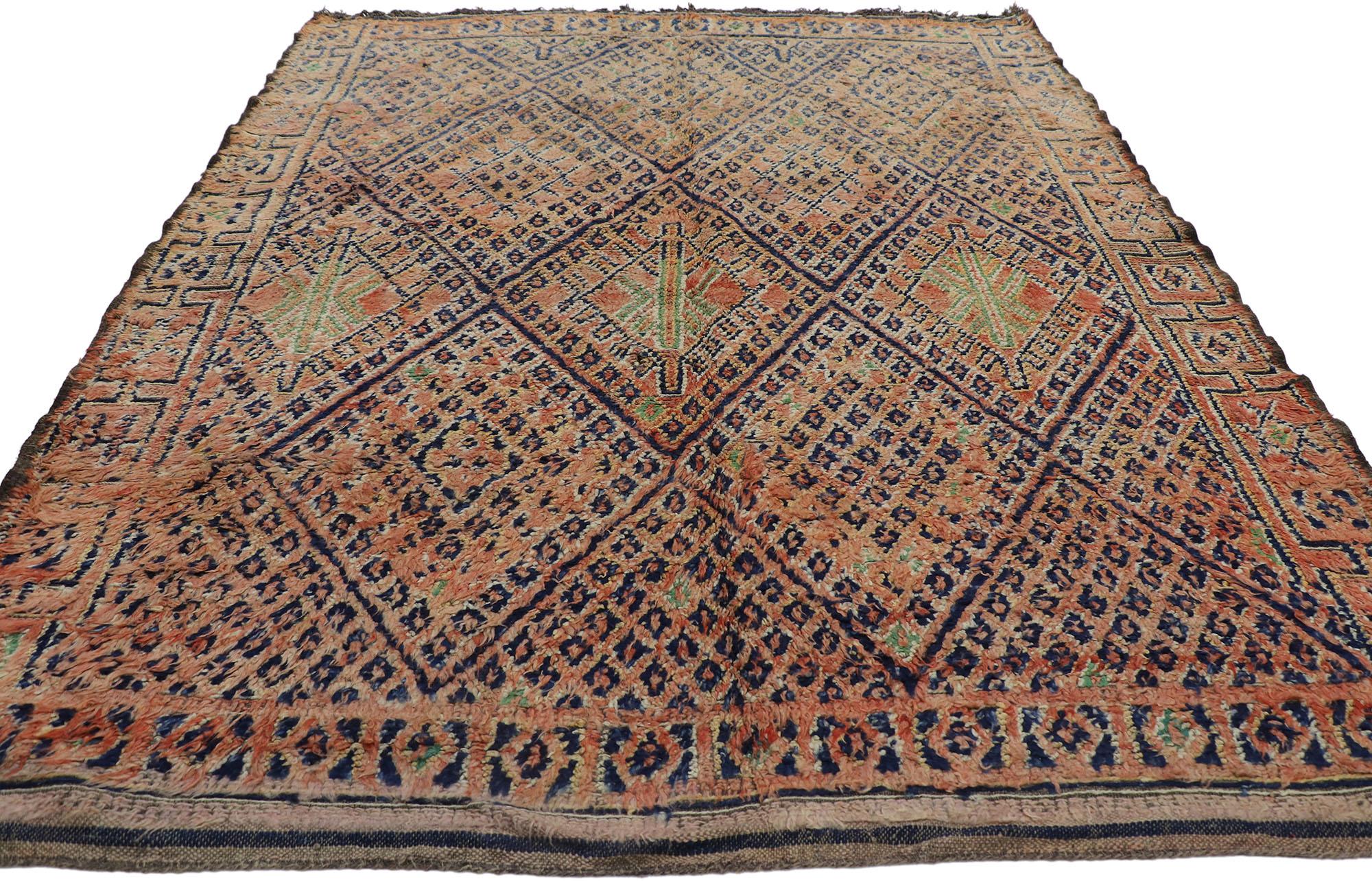Marokkanischer Beni MGuild Vintage-Teppich, Ultra Cozy Meets Modern Luxe, Vintage (Moderne der Mitte des Jahrhunderts) im Angebot