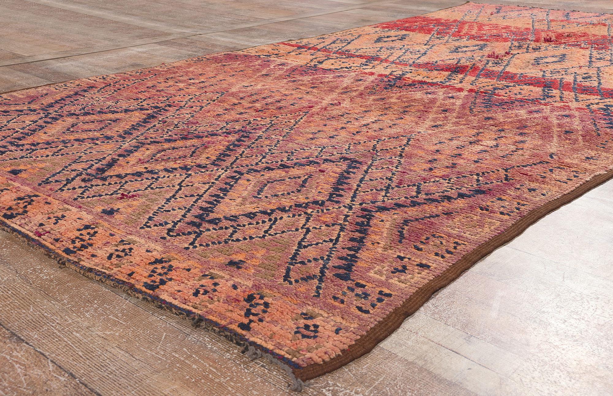 Marokkanischer Beni MGuild Vintage-Teppich, Wabi-Sabi Meets Modern Luxe (Wolle) im Angebot