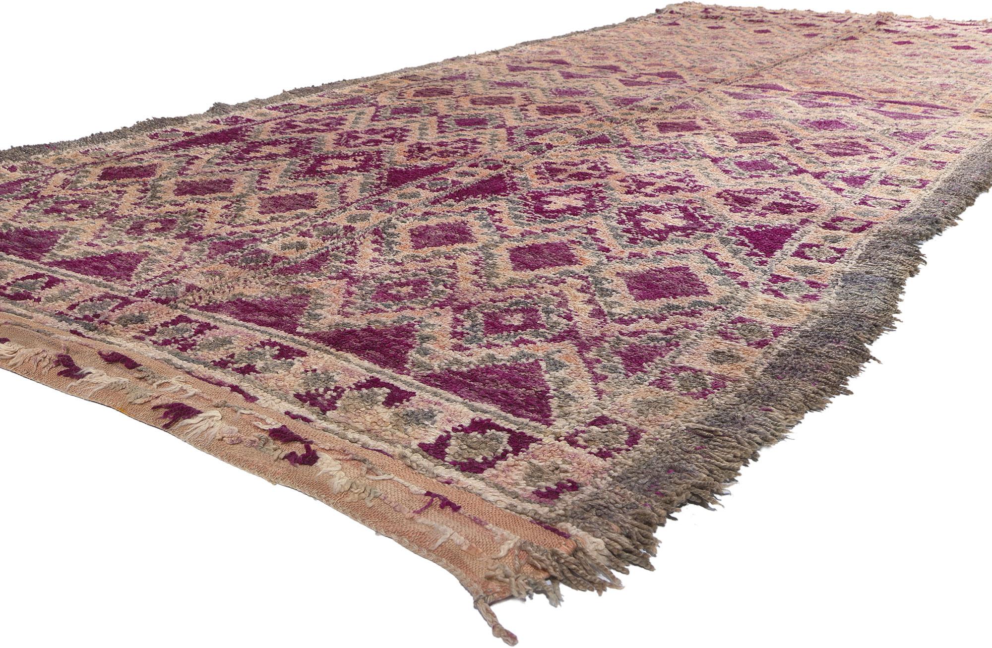 20855 Tapis marocain Beni MGuild Vintage Purple, 05'08 x 14'03. Au cœur de ce tapis Beni MGuild se trouve l'essence même de l'art marocain. Les tapis Beni MGuild, originaires des territoires tribaux du Moyen Atlas, sont réputés pour leur artisanat