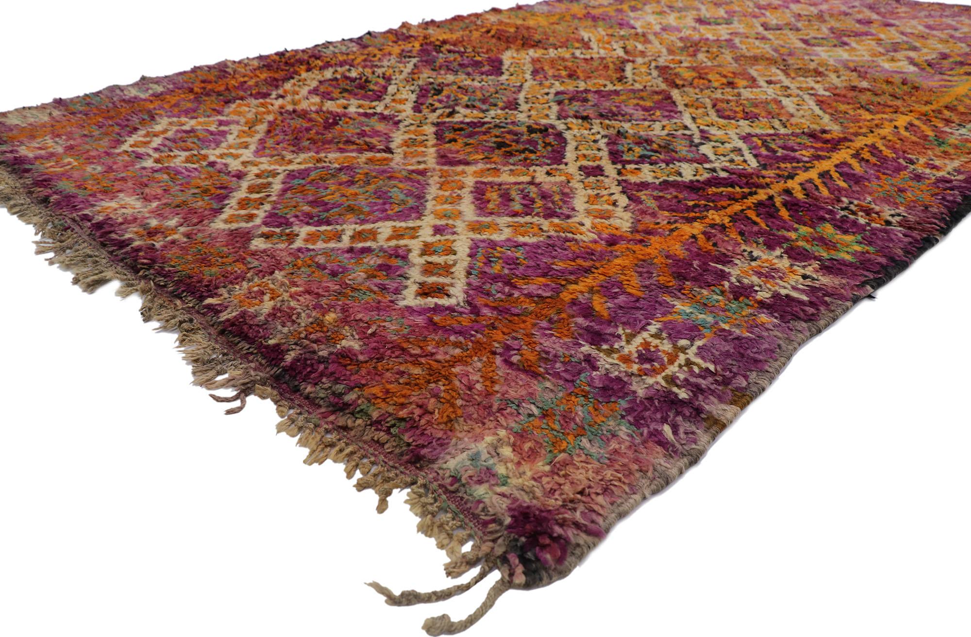 21510 Vintage Beni M'Guild Marokkanischer Teppich mit Bohemian Tribal Stil 06'04 x 10'10. Dieser handgeknüpfte marokkanische Berberteppich Beni M'Guild aus Wolle mit seinem kühnen, ausdrucksstarken Design, seinen unglaublichen Details und seiner