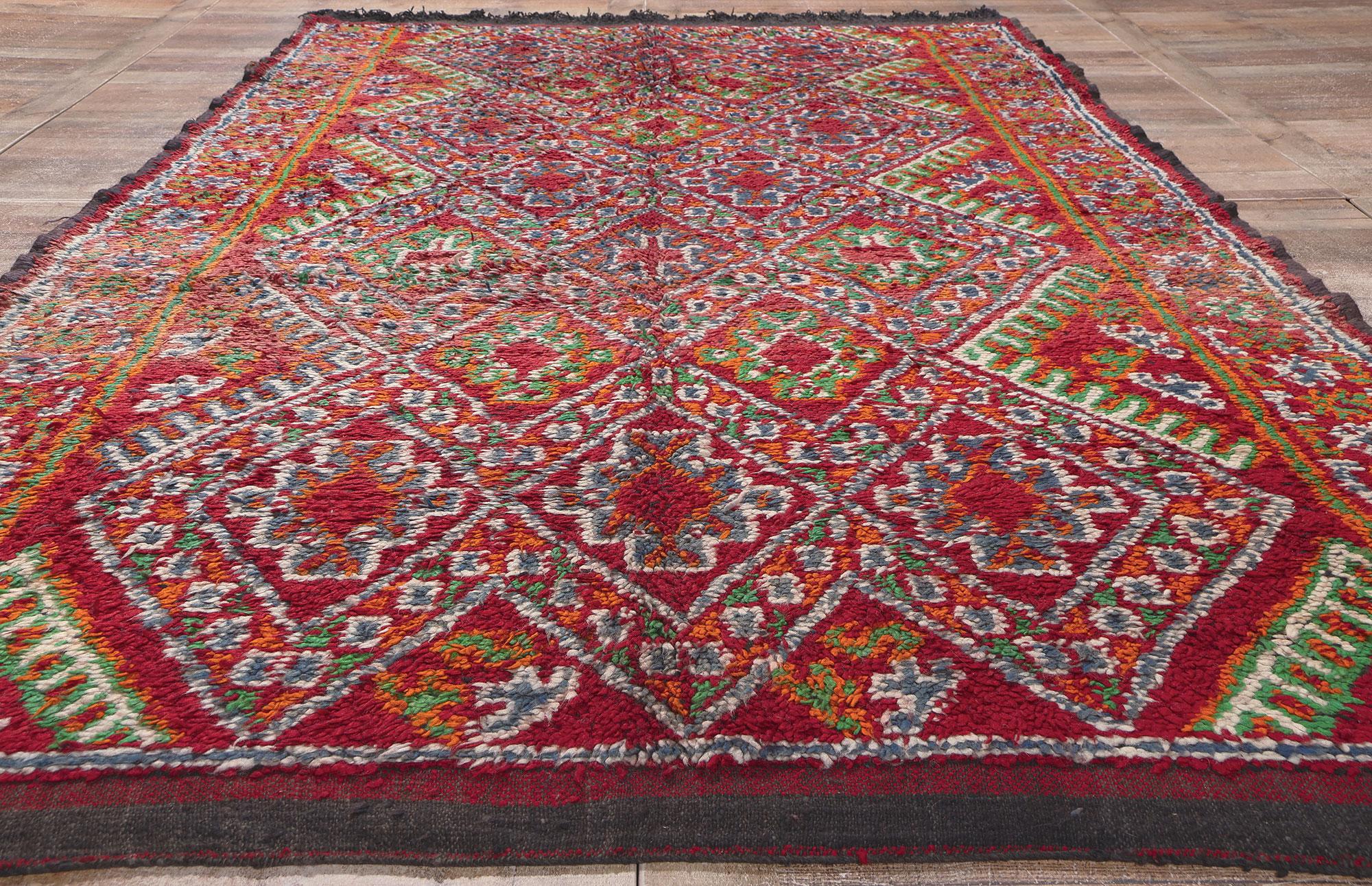 Marokkanischer roter Beni MGuild-Teppich im Vintage-Stil, Midcentury Modern Meets Stammeskunst-Enchantment, rot im Angebot 1