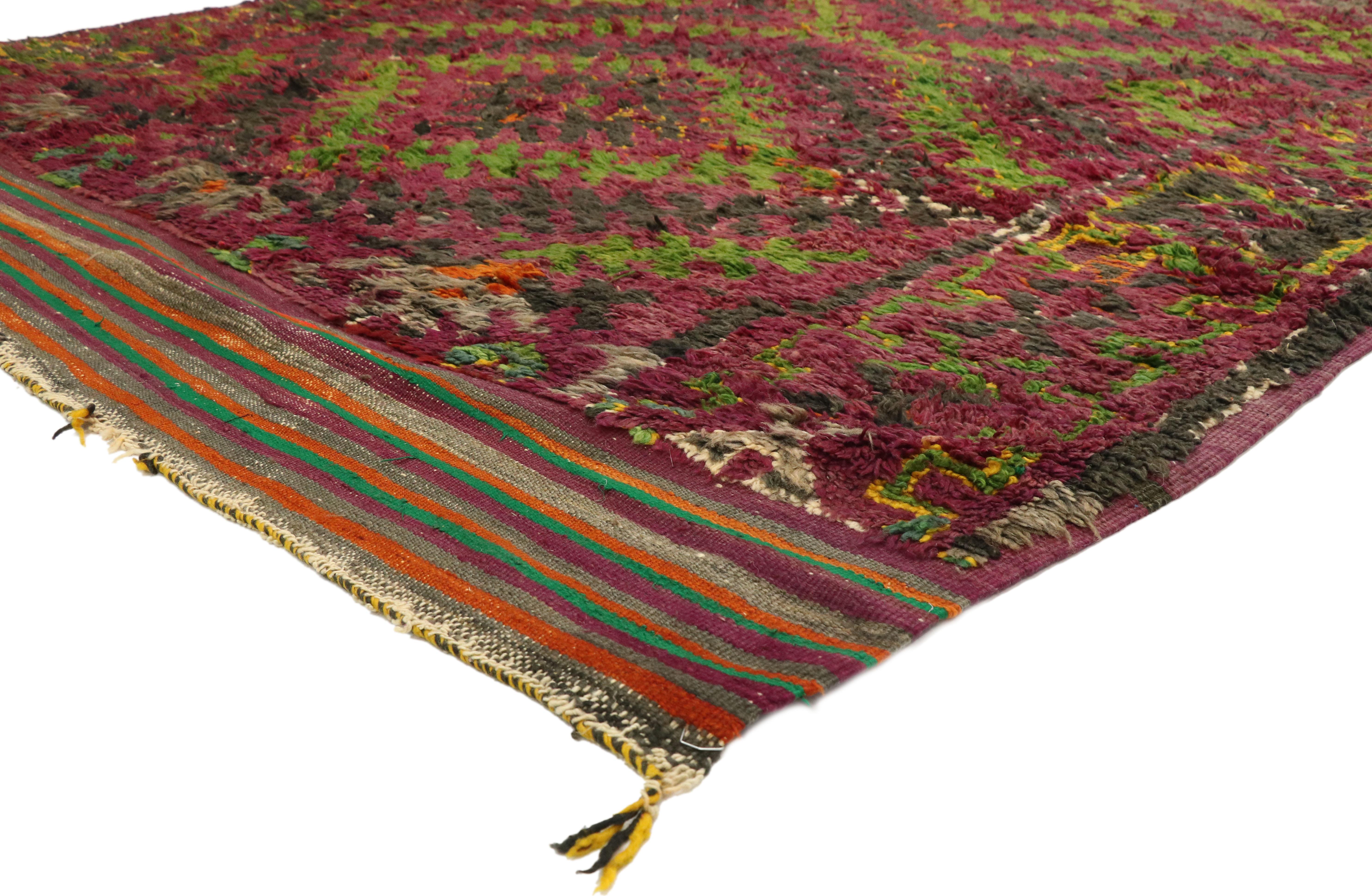 20971, tapis marocain vintage Beni M'Guild de style rétro postmoderne. Ce tapis marocain vintage Beni M'Guild en laine nouée à la main présente une série de diamants expansés composés à partir de l'ancien motif de l'échelle-peigne de la tribu