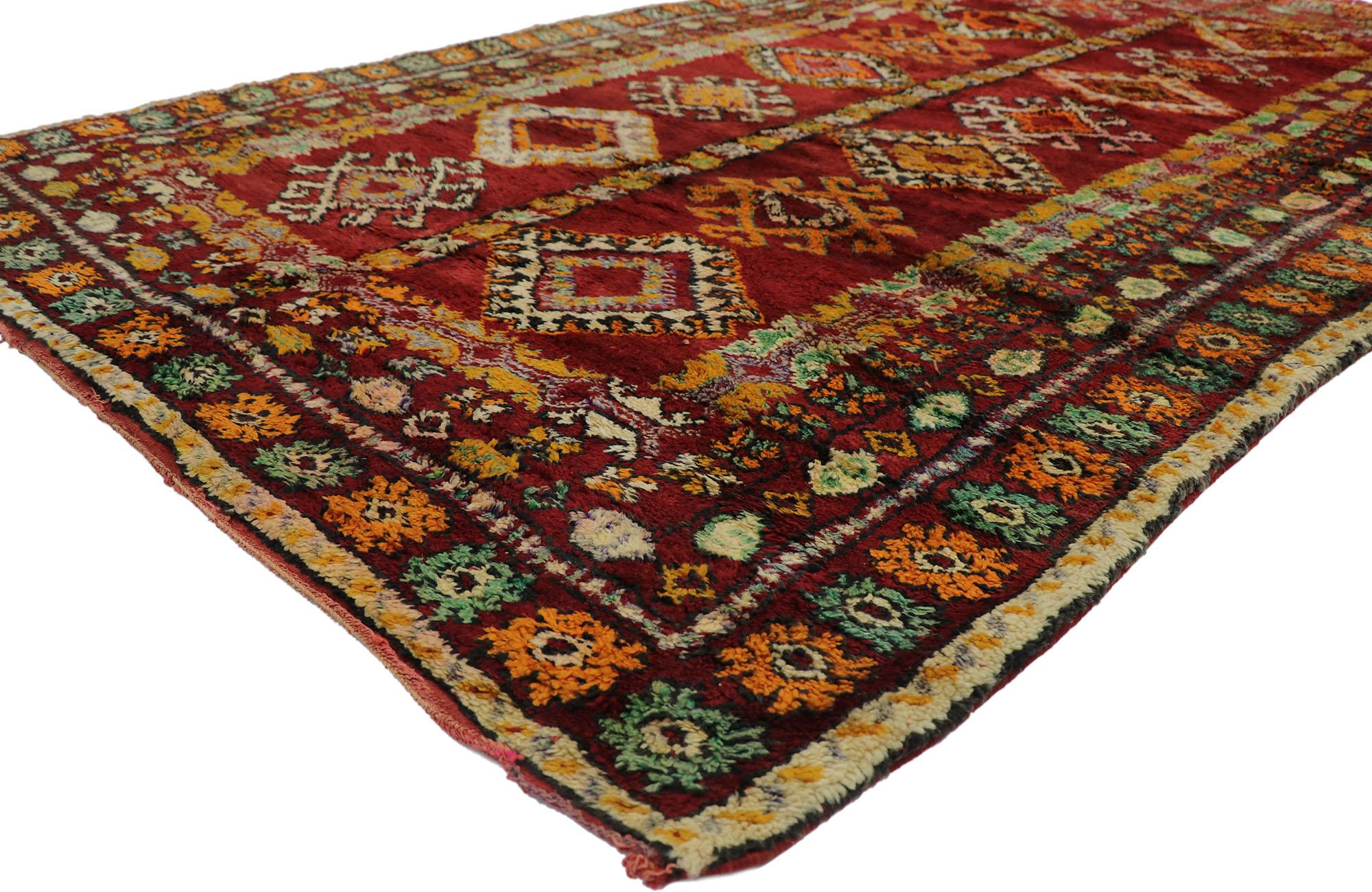 21506 Vintage Beni M'Guild Marokkanischer Teppich mit Stammes-Stil 05'11 x 09'03. Dieser handgeknüpfte marokkanische Beni M'Guild-Teppich aus alter Berberwolle besticht durch sein kühnes, ausdrucksstarkes Design, seine unglaublichen Details und