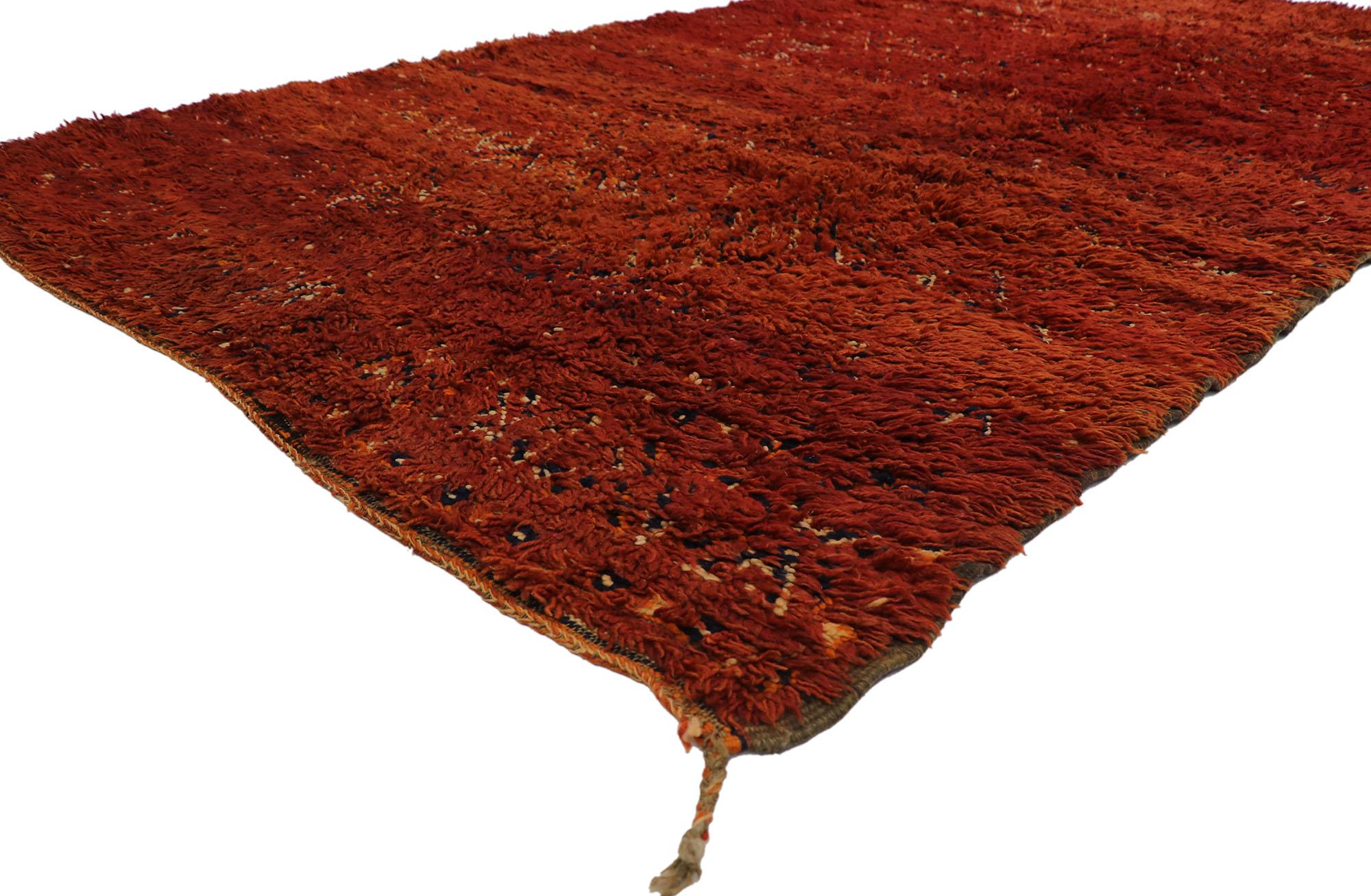 21307 Vintage Beni MGuild Marokkanischer Teppich, 06'01 x 12'05. Dieser handgeknüpfte marokkanische Beni M'Guild-Teppich aus Wolle versprüht nomadischen Charme mit unglaublichen Details und Texturen und ist eine fesselnde Vision gewebter Schönheit.