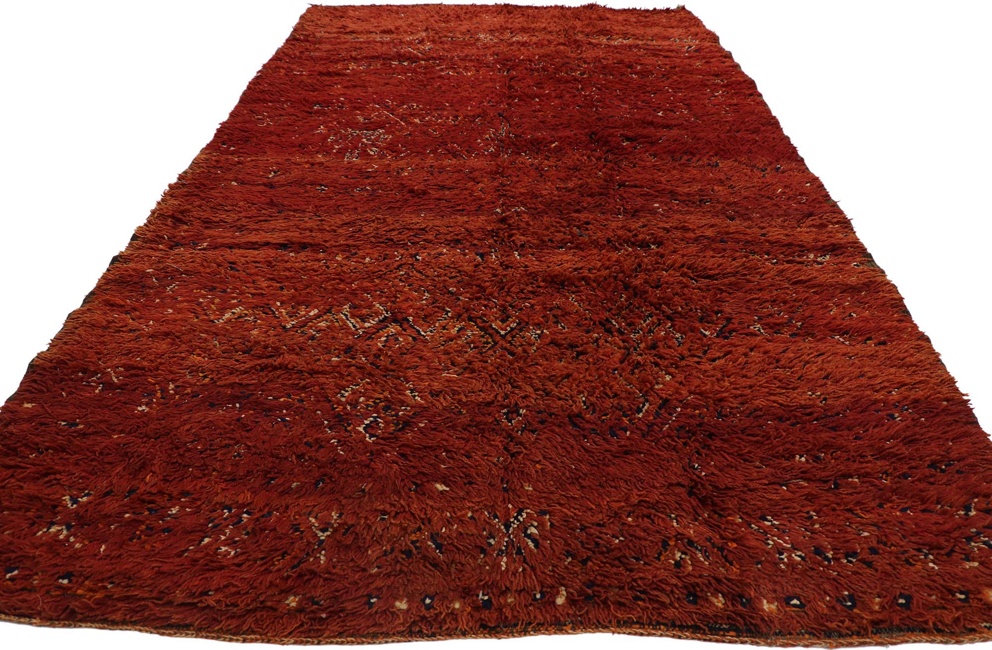 Beni MGuild Roter marokkanischer Vintage-Teppich (Moderne der Mitte des Jahrhunderts) im Angebot