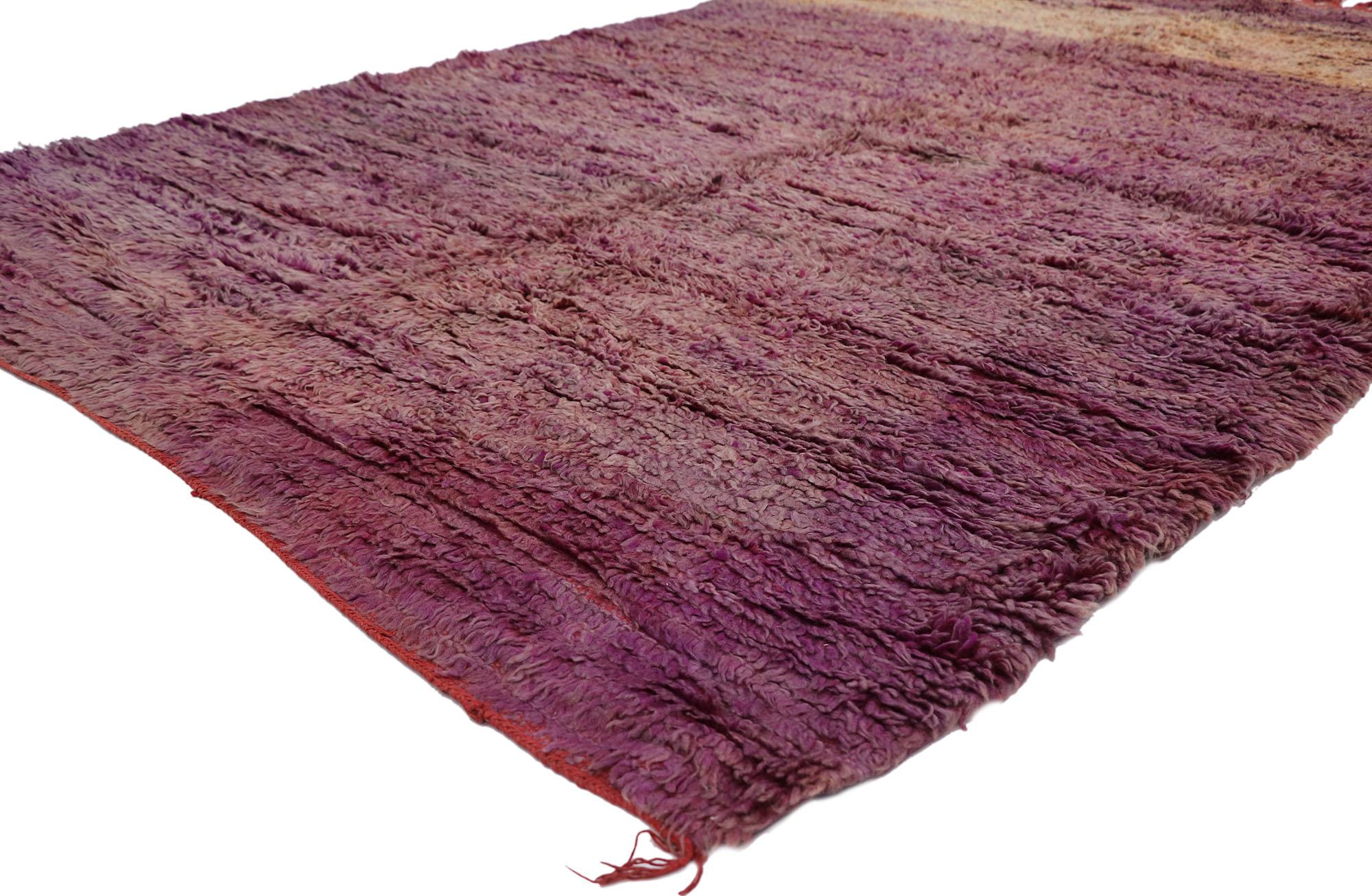 21425 Vintage Beni Mrirt Marokkanischer Teppich, 05'06 x 08'00.
Expressionistischer Stil trifft auf Schlichtheit in diesem handgeknüpften marokkanischen Beni Mrirt-Teppich aus Wolle. Durchdrungen von Rost- und Violetttönen, verlaufen die satten