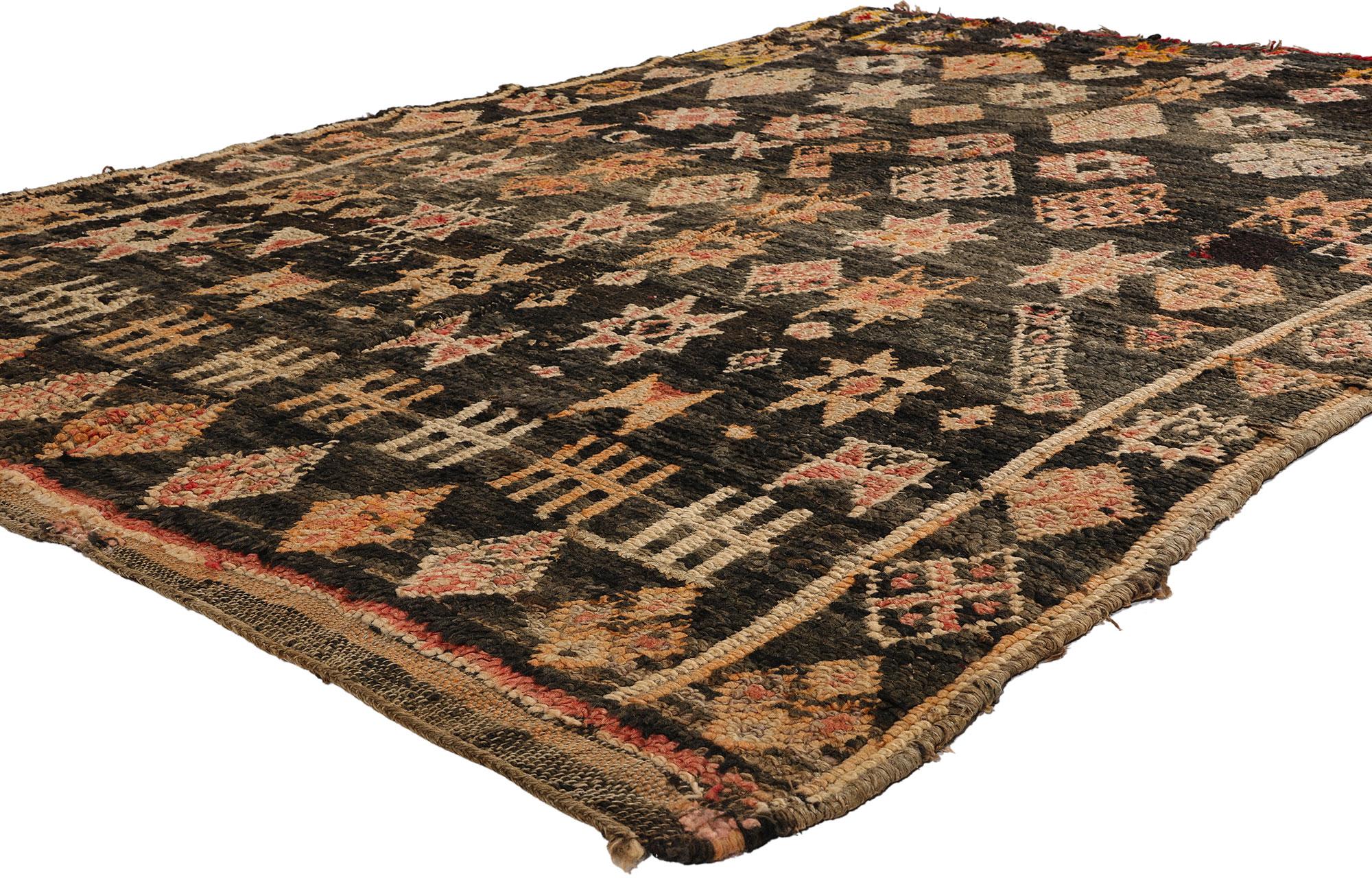 21767 Vintage Black Beni Mrirt Marokkanischer Teppich, 05'02 x 07'05. Beni Mrirt-Teppiche verkörpern die geschätzte Tradition der marokkanischen Weberei, die für ihre üppige Textur, ihre komplizierten geometrischen Muster und ihre beruhigenden