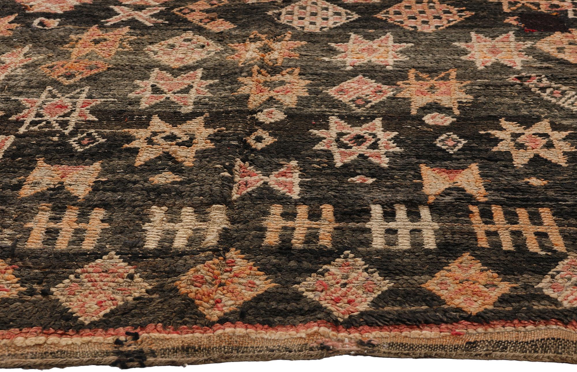Vintage Beni Mrirt Moroccan Rug, Cozy Nomad Meets Bohemian Enchantment In Good Condition For Sale In Dallas, TX