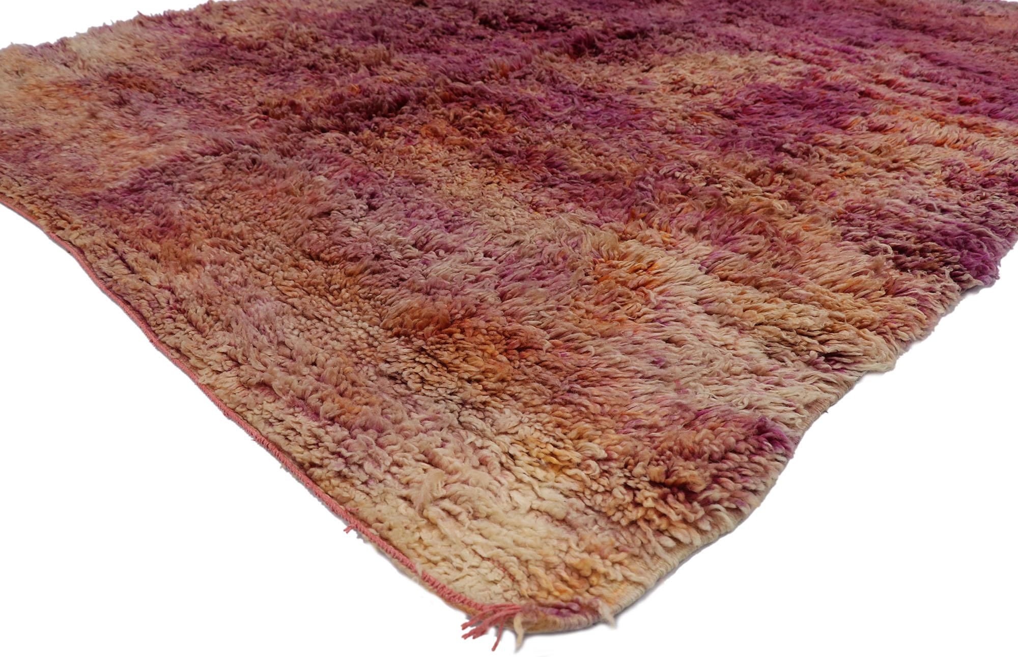 21479 Tapis marocain Vintage Beni Mrirt, 06'07 x 07'11. Les tapis Beni Mrirt représentent une tradition chérie du tissage marocain, loués pour leur texture luxueuse, leurs motifs géométriques et leurs teintes terreuses apaisantes. Fabriqués à la