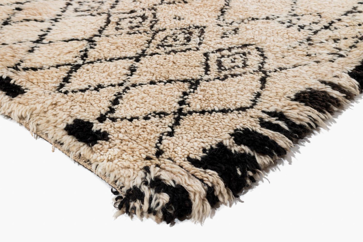 Tissé à la main Authentique et rare tapis marocain Beni Ourain à motif de diamants hautement détaillé en vente