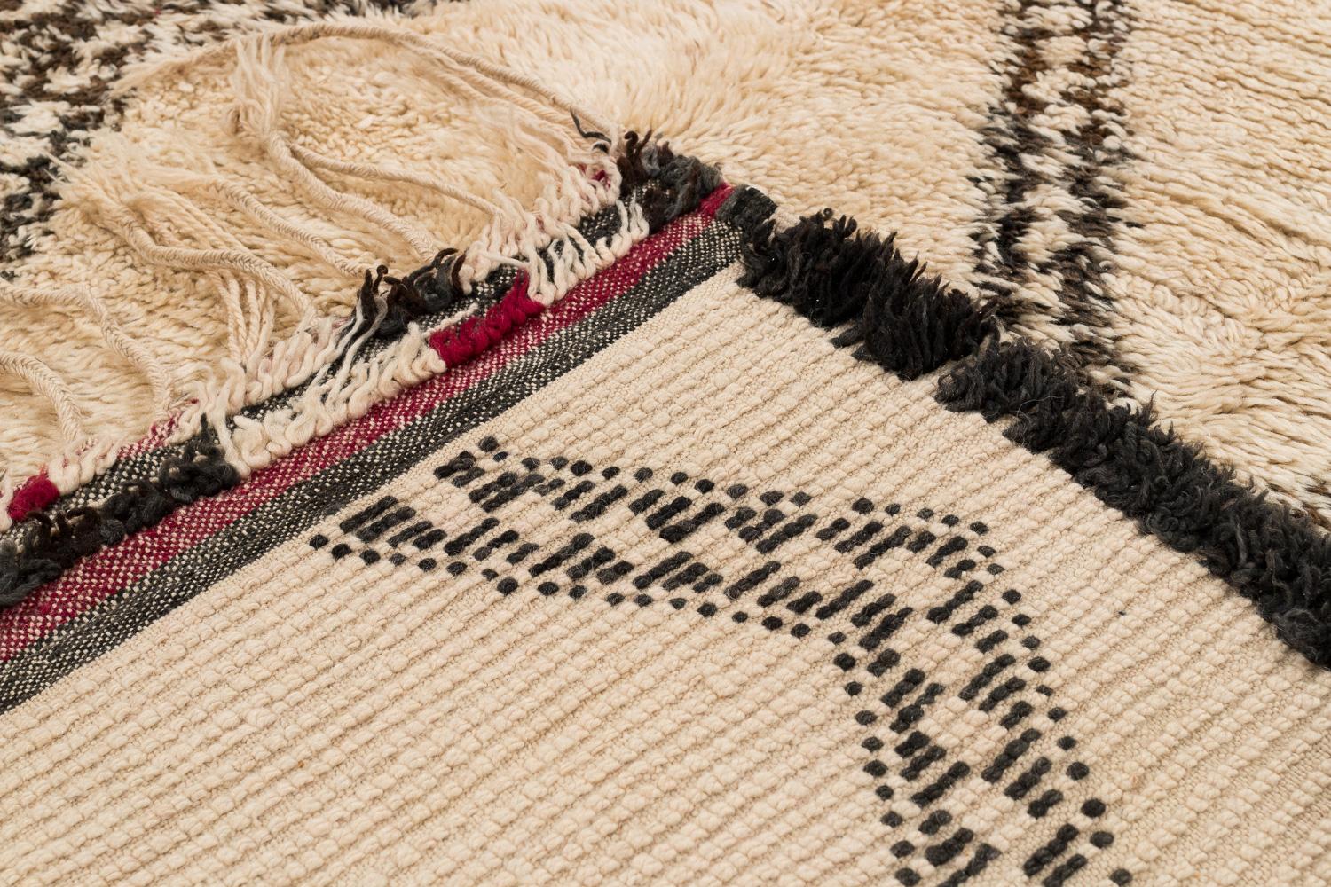 Vintage Beni Ouarain Morocan Berber Tribal Rug In Excellent Condition In New York, NY