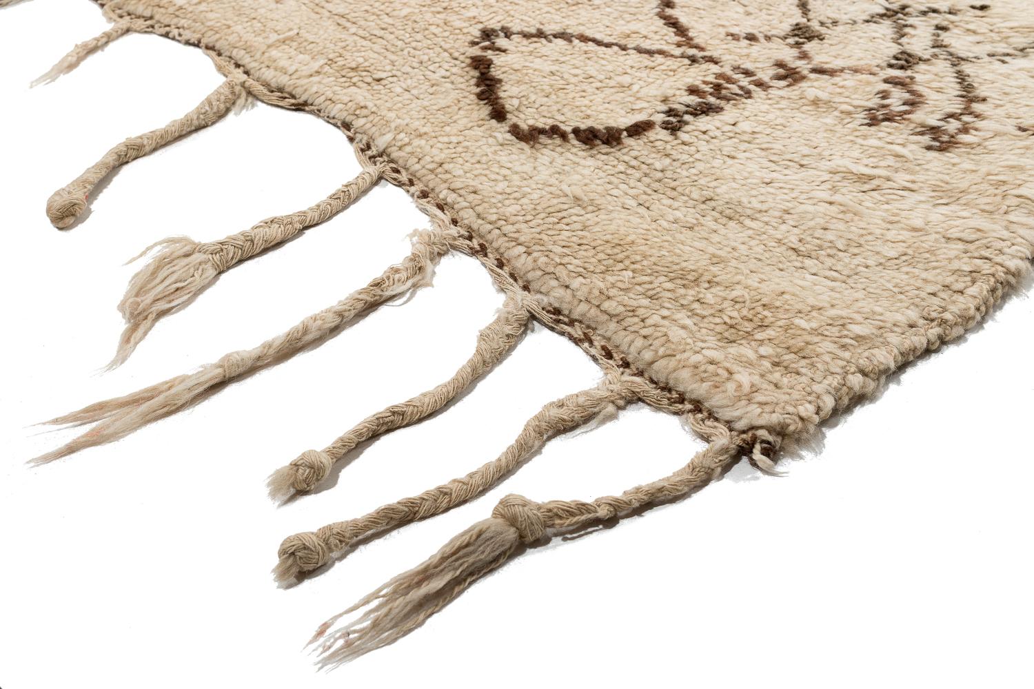 Authentic Vintage White Beni Ouarain Moroccan Berber Tribal War Rug Silky Wool In Excellent Condition For Sale In New York, NY