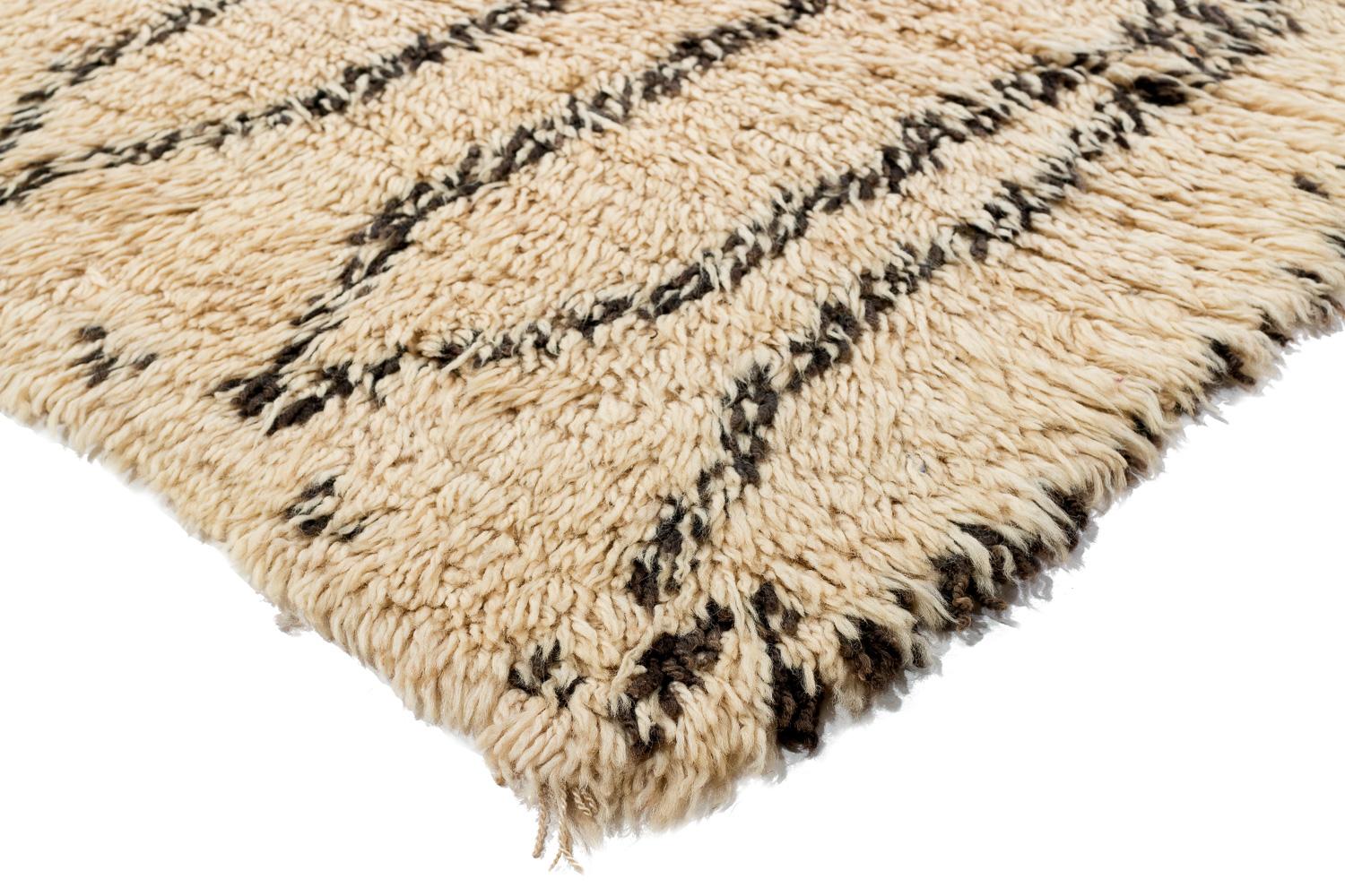 Authentic Vintage Minimalist White Beni Ourain Moroccan Berber Tribal Midcentury In Excellent Condition For Sale In New York, NY