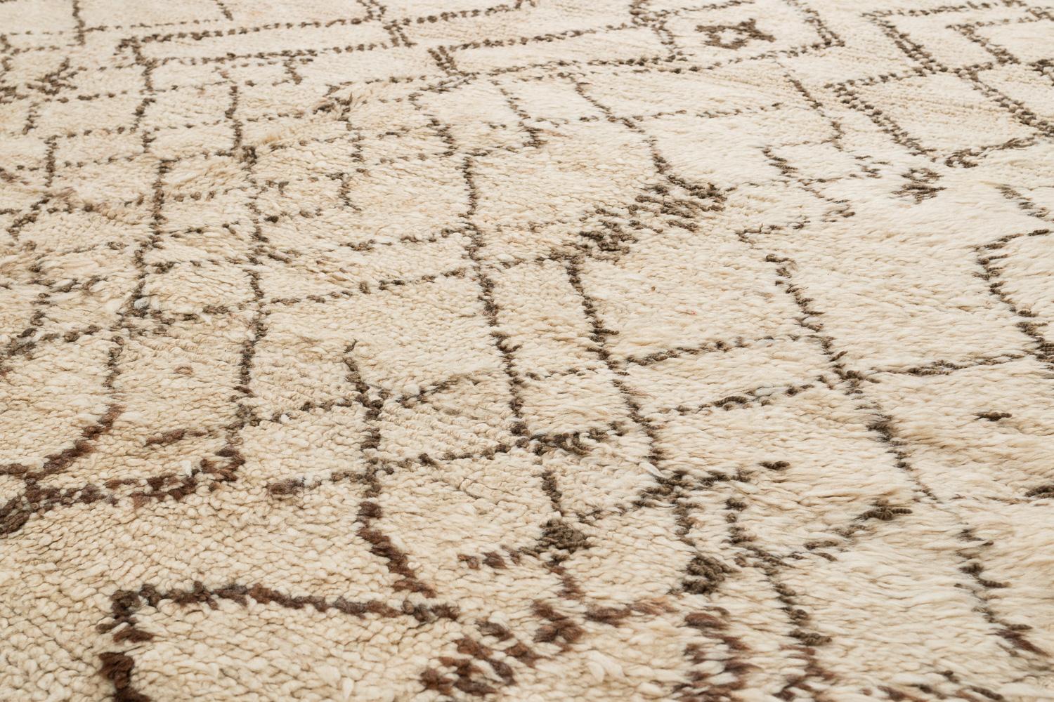 Authentic Vintage White Beni Ouarain Moroccan Berber Tribal War Rug Silky Wool For Sale 2