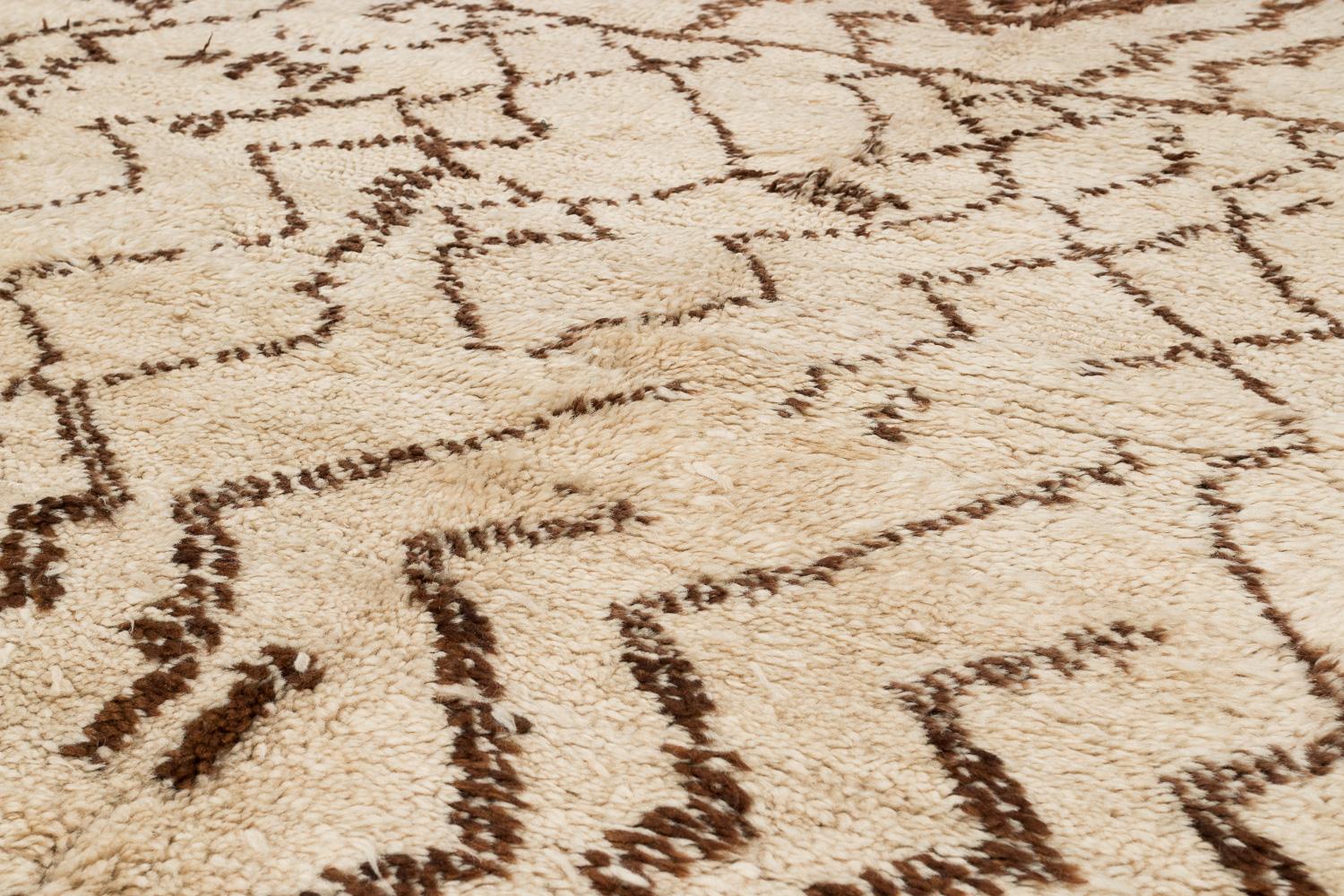 Authentic Vintage White Beni Ouarain Moroccan Berber Tribal War Rug Silky Wool For Sale 3