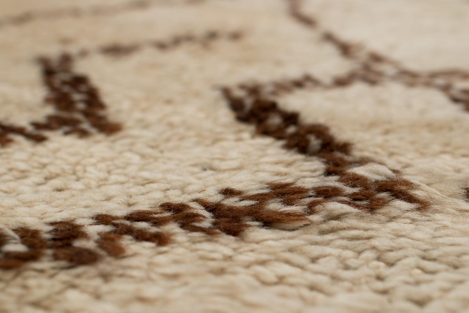 Authentic Vintage White Beni Ouarain Moroccan Berber Tribal War Rug Silky Wool For Sale 4