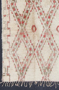 Marokkanischer Beni Ouarain-Teppich in den Farben Weiß, Elfenbein, Taupe, Grün und Rose