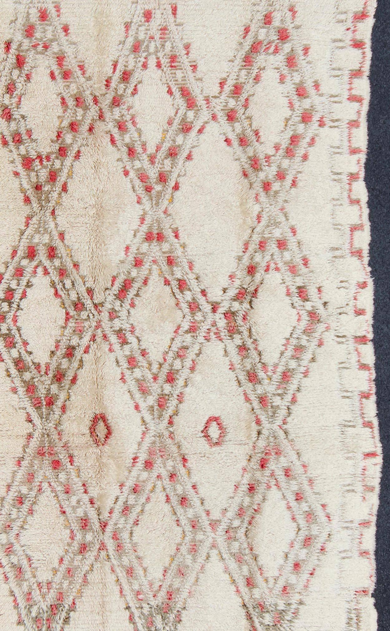 Vintage Beni Ouarain Moroccan Rug in White, Ivory, Taupe, Green and Rose Colors In Good Condition For Sale In Atlanta, GA