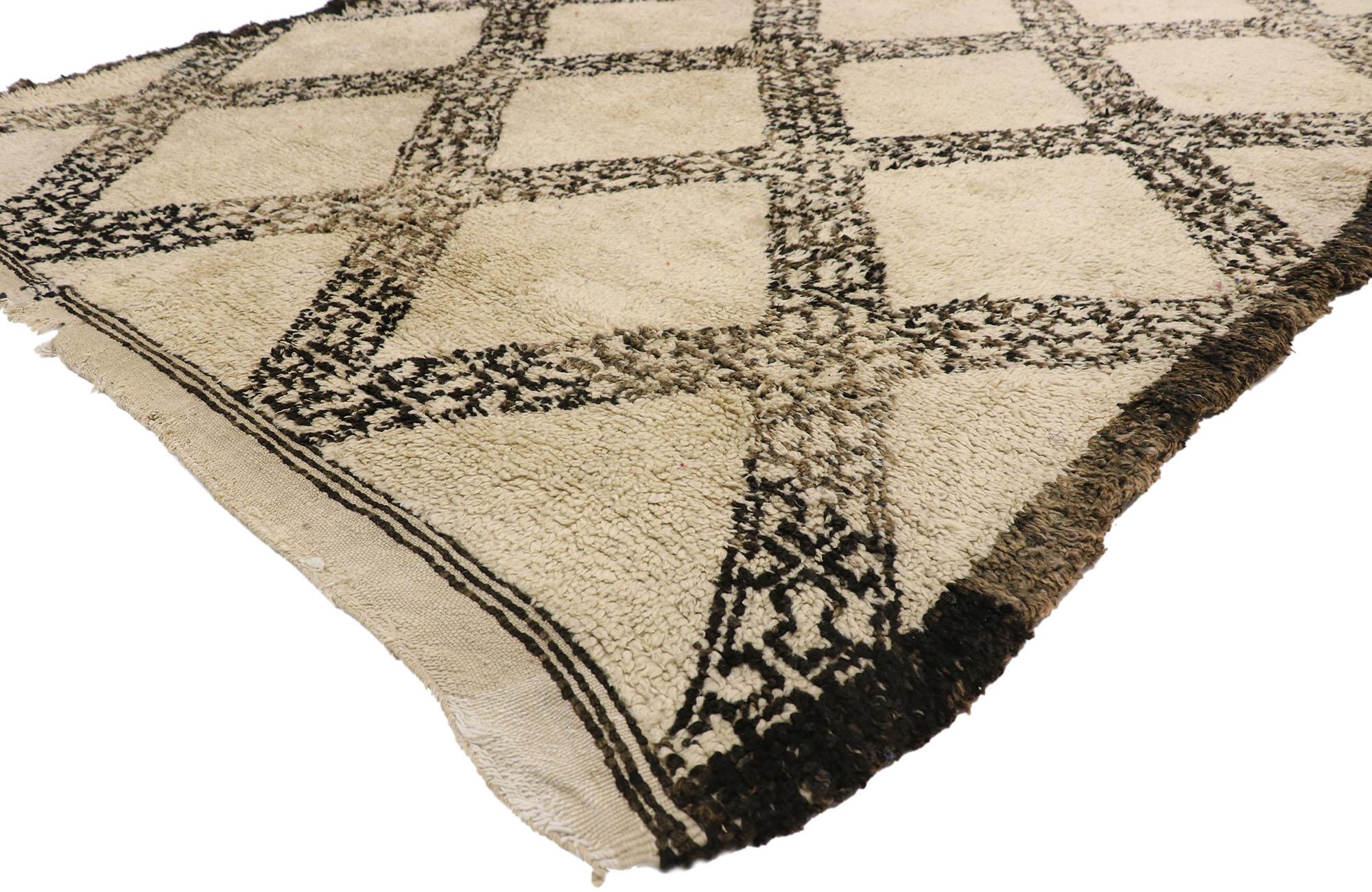 20904 vintage Beni Ouarain Moroccan rug with Mid-Century Modern style and Hygge vibes. This hand knotted wool vintage Beni Ourain Moroccan rug features five offset vertical columns of stacked lozenges spread across an abrashed beige field. It is