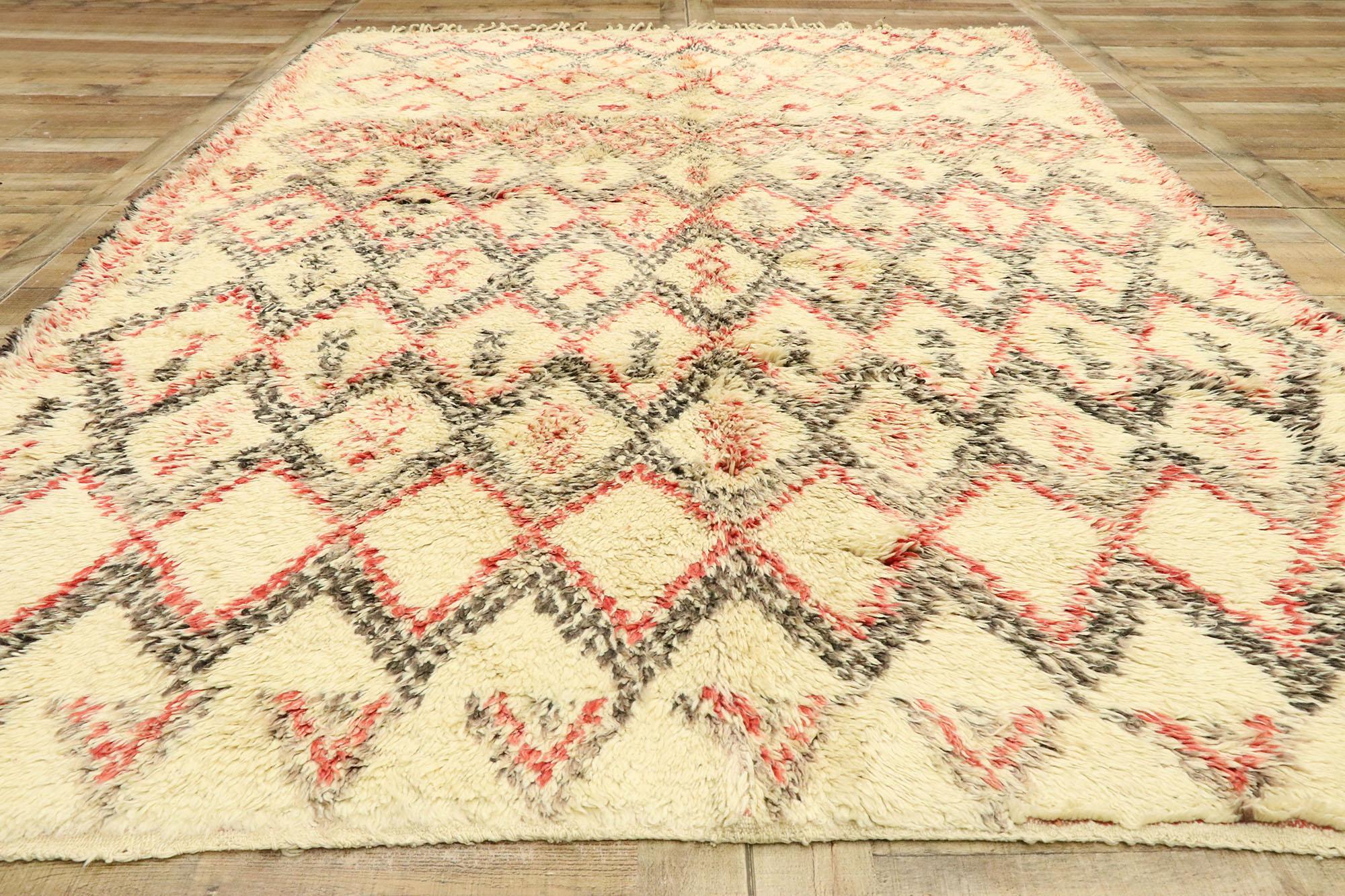 Marokkanischer Vintage Beni Ouarain Vintage-Teppich mit Mid-Century Modern-Stil (Wolle) im Angebot