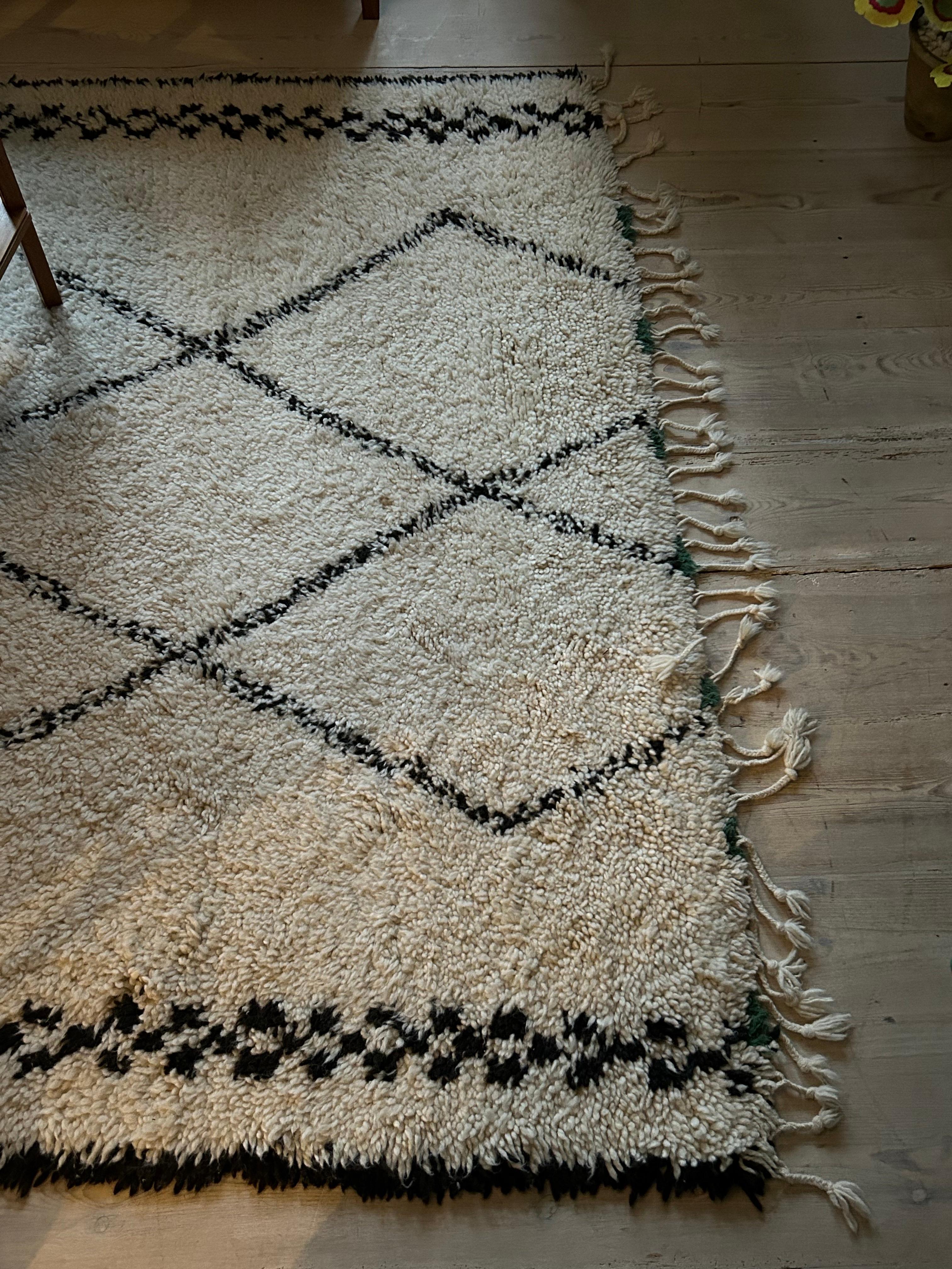 Moroccan Vintage Beni Ouarain Rug in White with Black Stripes, Morocco, 20th Century For Sale