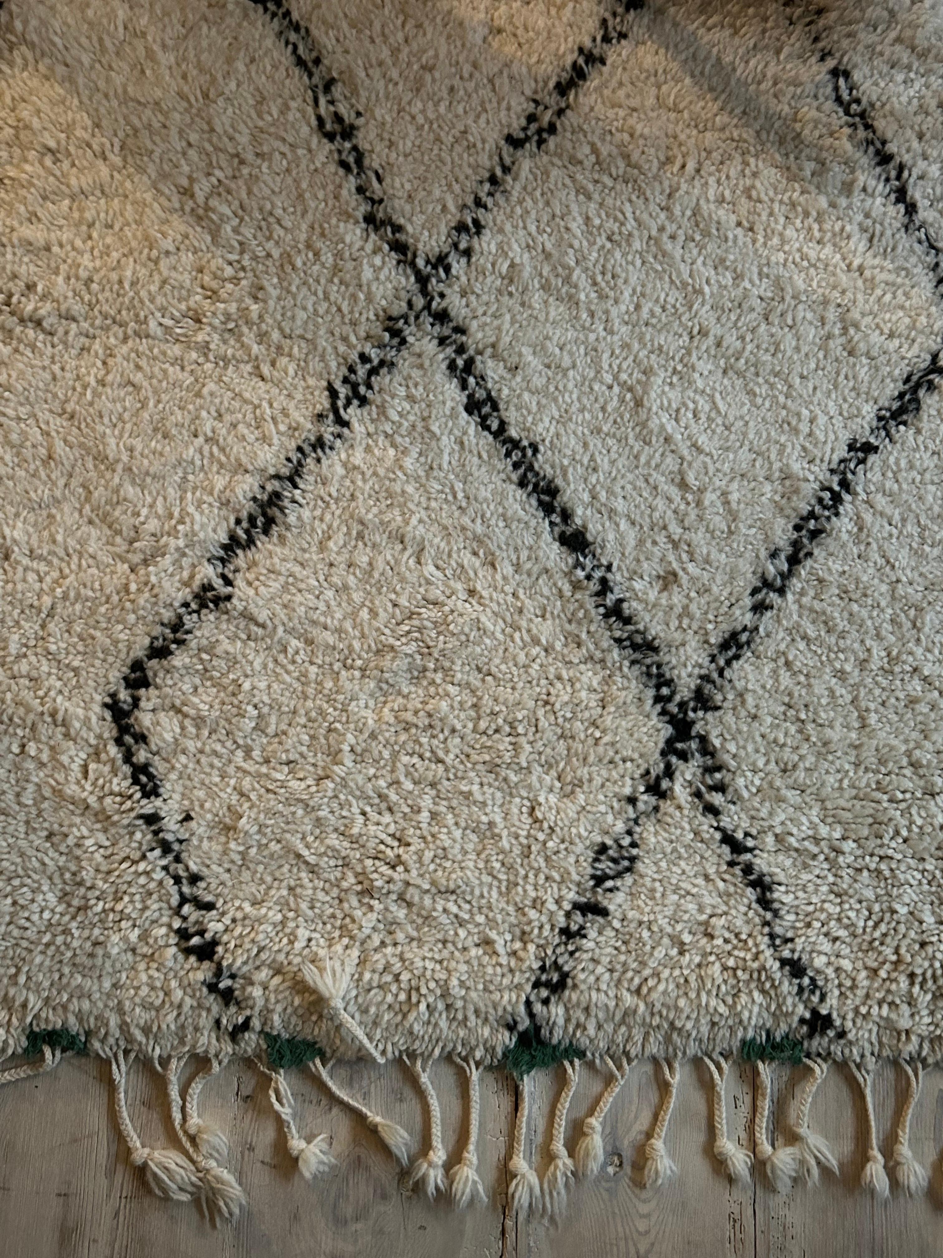 Vintage Beni Ouarain-Teppich in Weiß mit schwarzen Streifen, Marokko, 20. Jahrhundert im Angebot 1