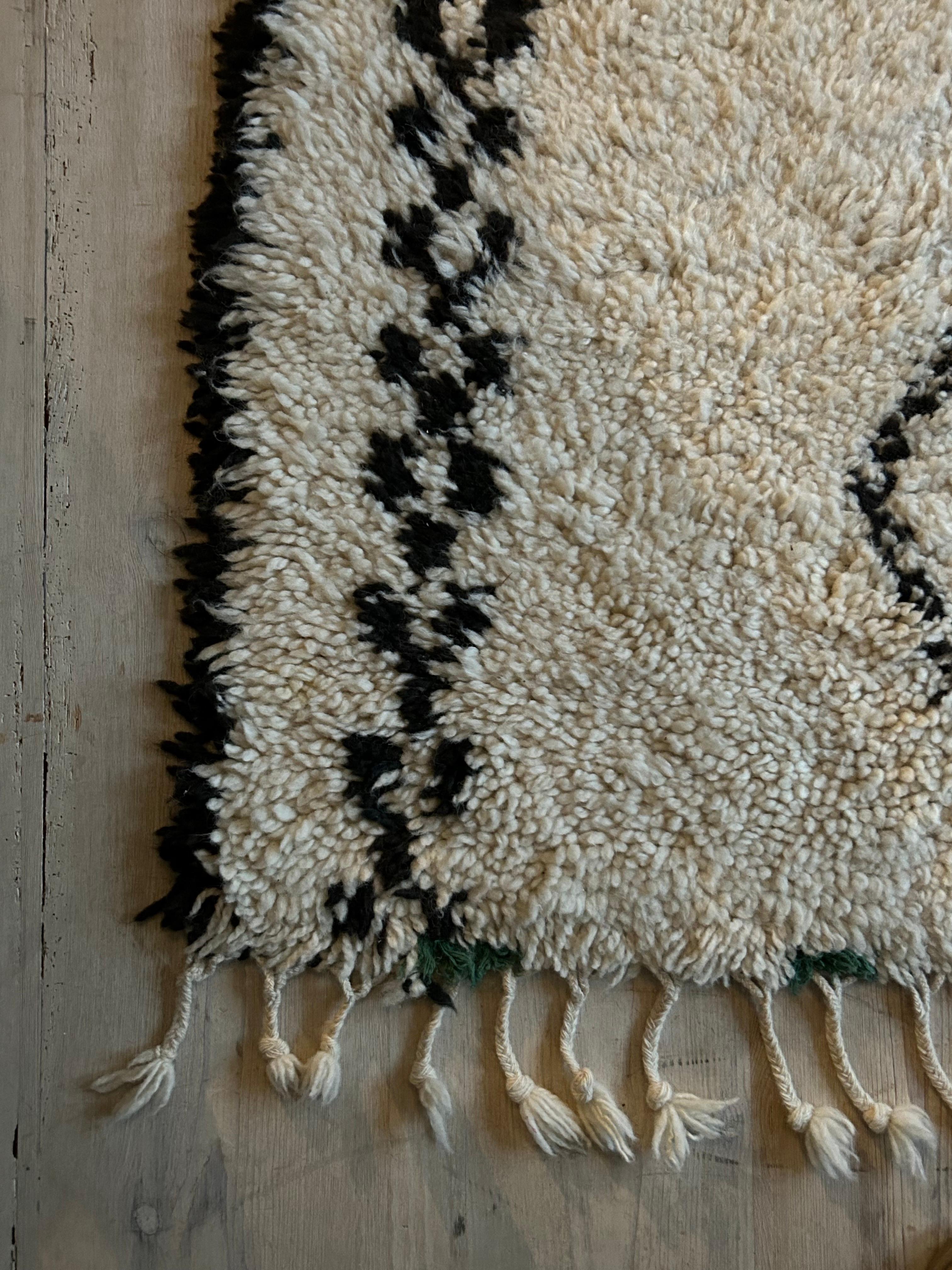 Vintage Beni Ouarain Rug in White with Black Stripes, Morocco, 20th Century For Sale 2
