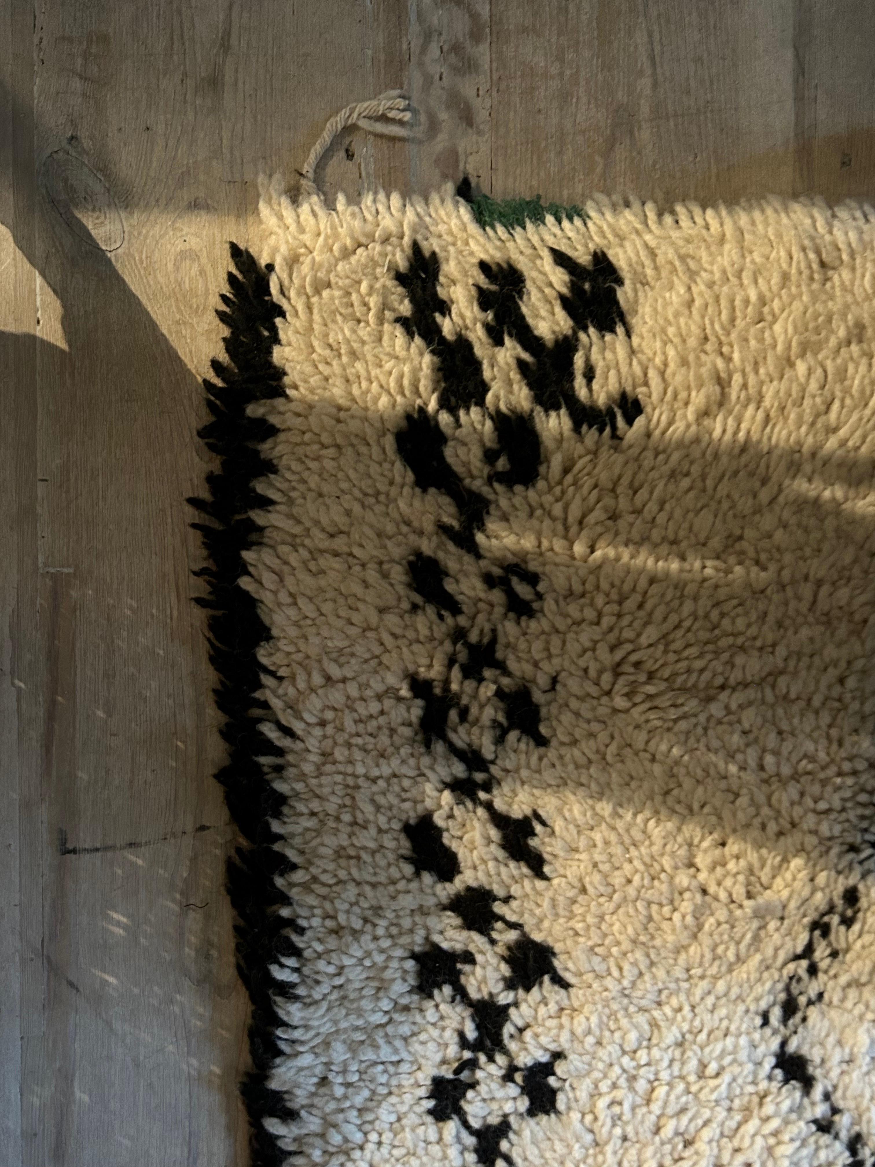 Vintage Beni Ouarain Rug in White with Black Stripes, Morocco, 20th Century For Sale 3