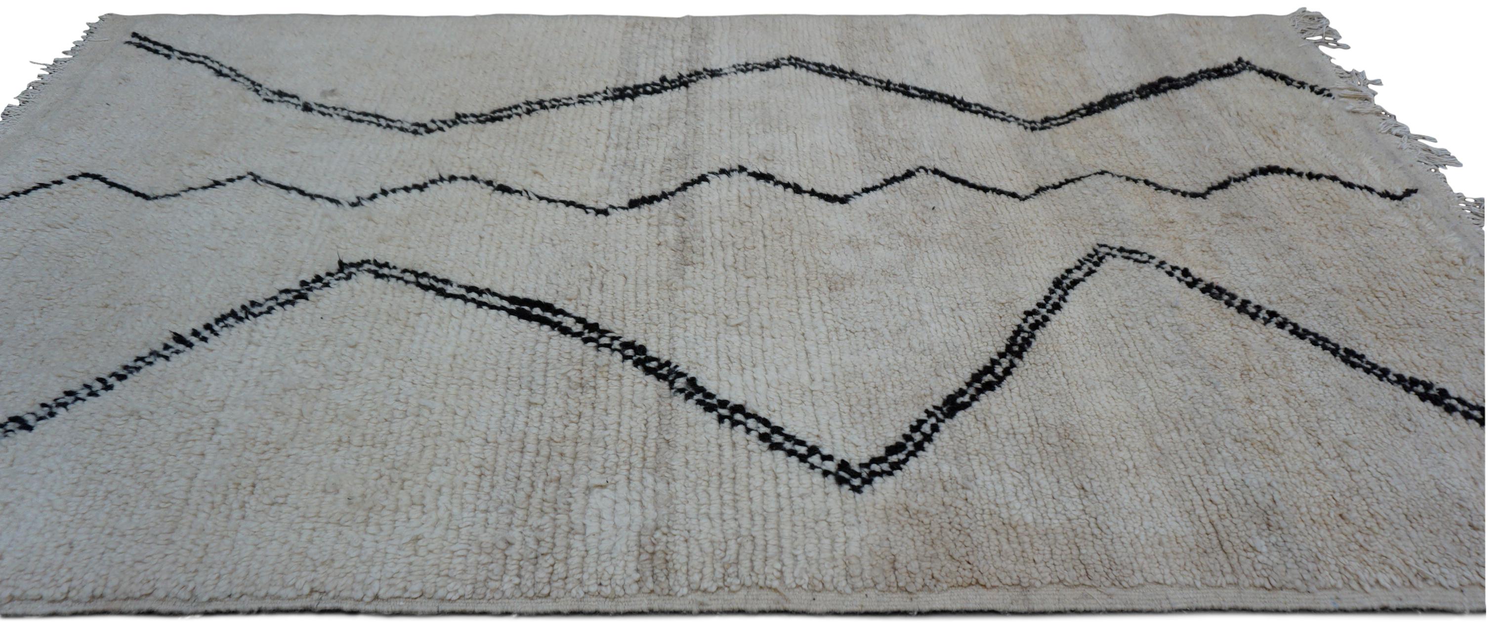 Beni Ourain Elfenbein mit schwarz gestreiftem Vintage-Wollteppich 4'8''x7'10'' (Böhmisch) im Angebot
