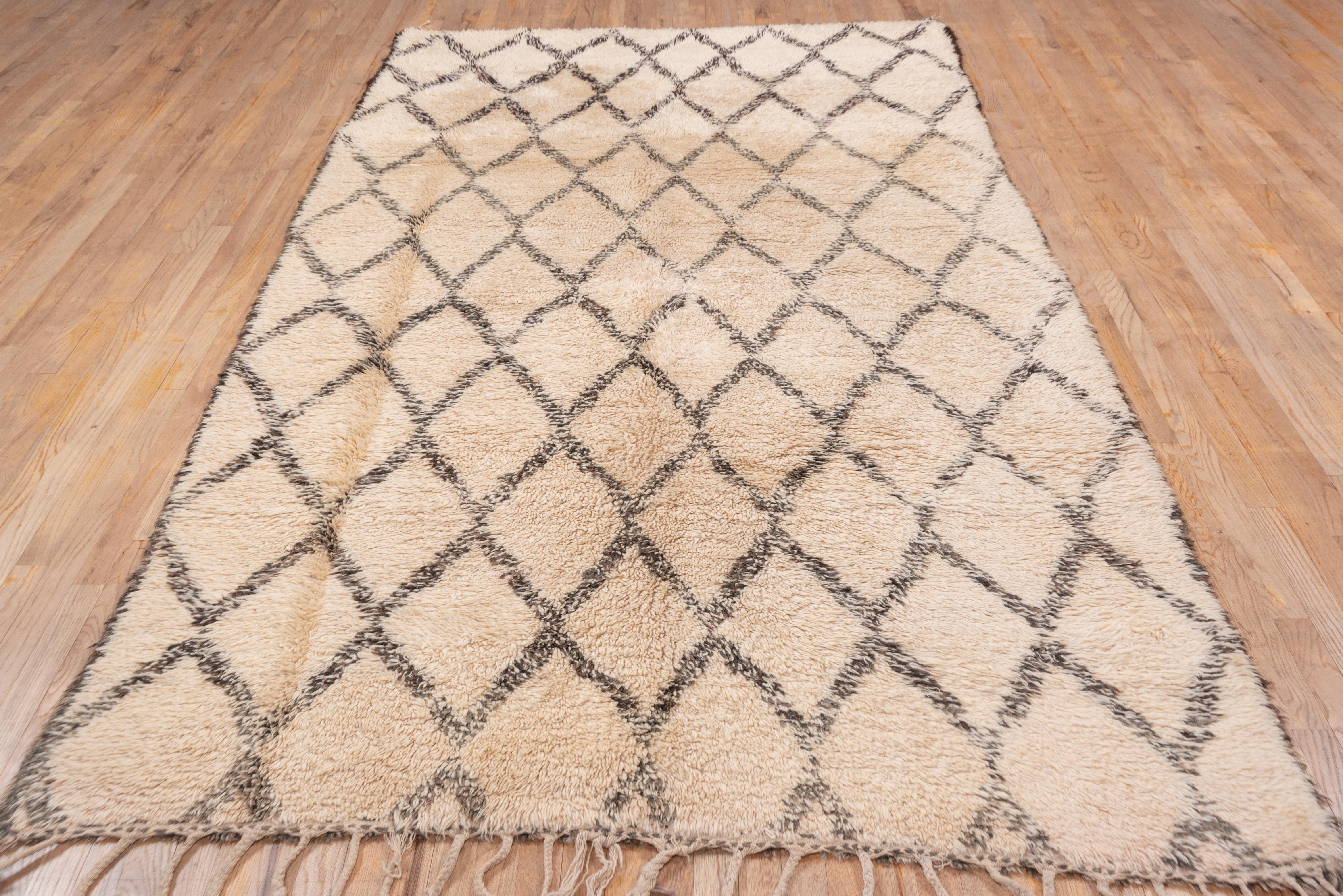 Marokkanischer Beni Ourain Teppich im Vintage-Stil im Zustand „Gut“ im Angebot in New York, NY
