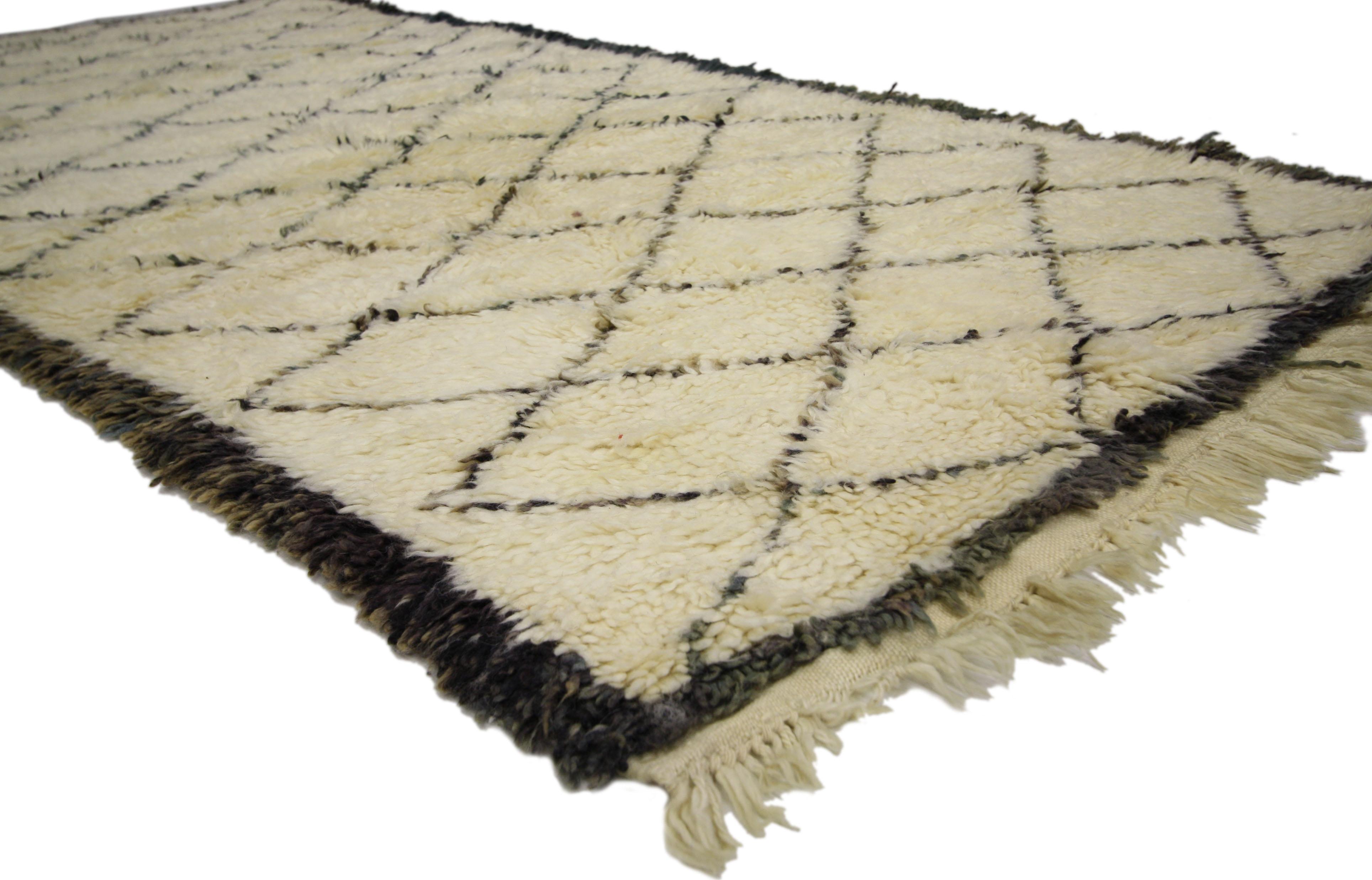 20659 Vintage Beni Ourain Moroccan rug, Berber Moroccan rug 04'02 x 08'04. This hand-knotted wool vintage Beni Ourain Moroccan rug features a lozenge trellis pattern on a neutral background. Bold lines unite to form an all-over diamond pattern on a
