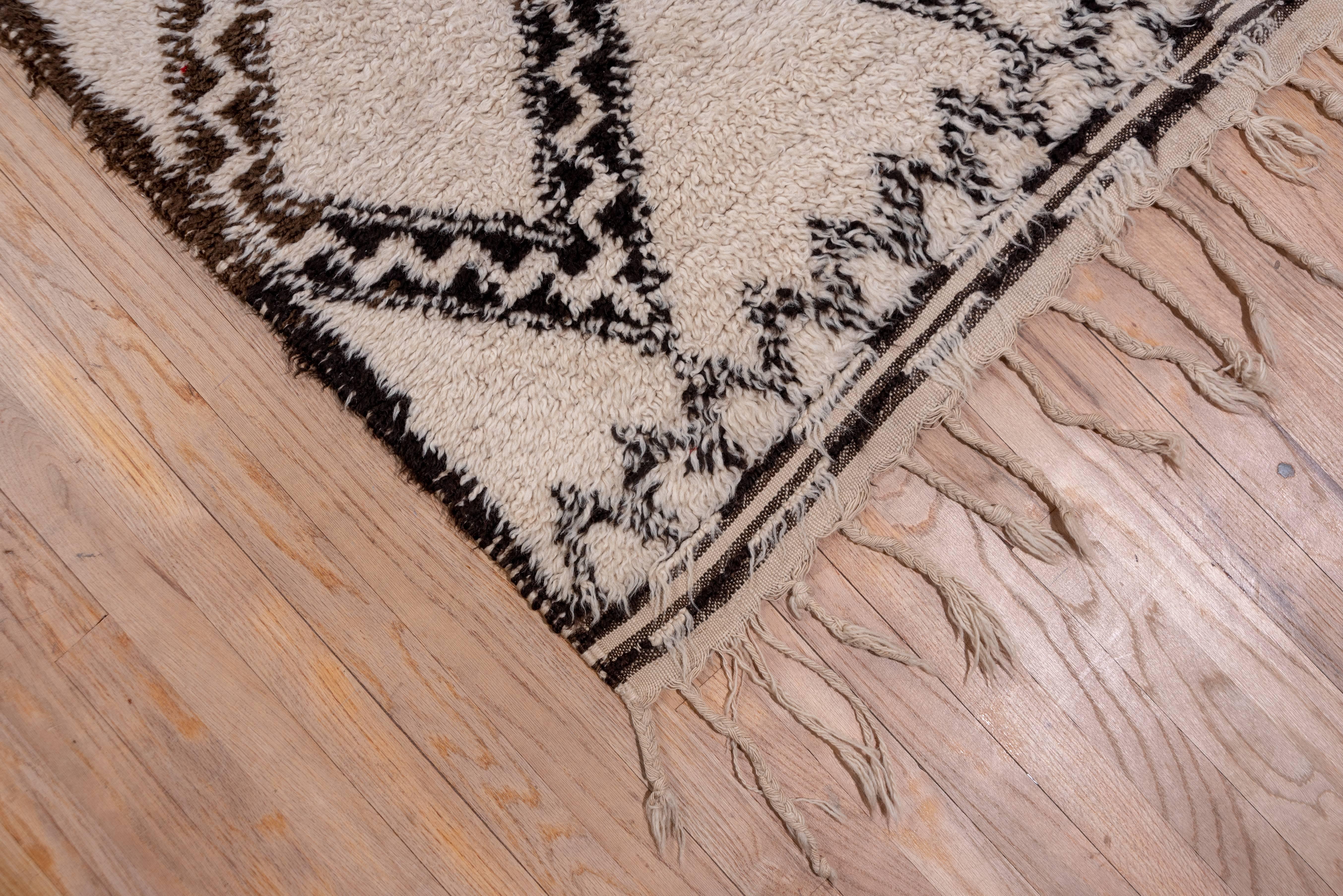 Vintage Beni Ourain Moroccan Rug In Excellent Condition In New York, NY