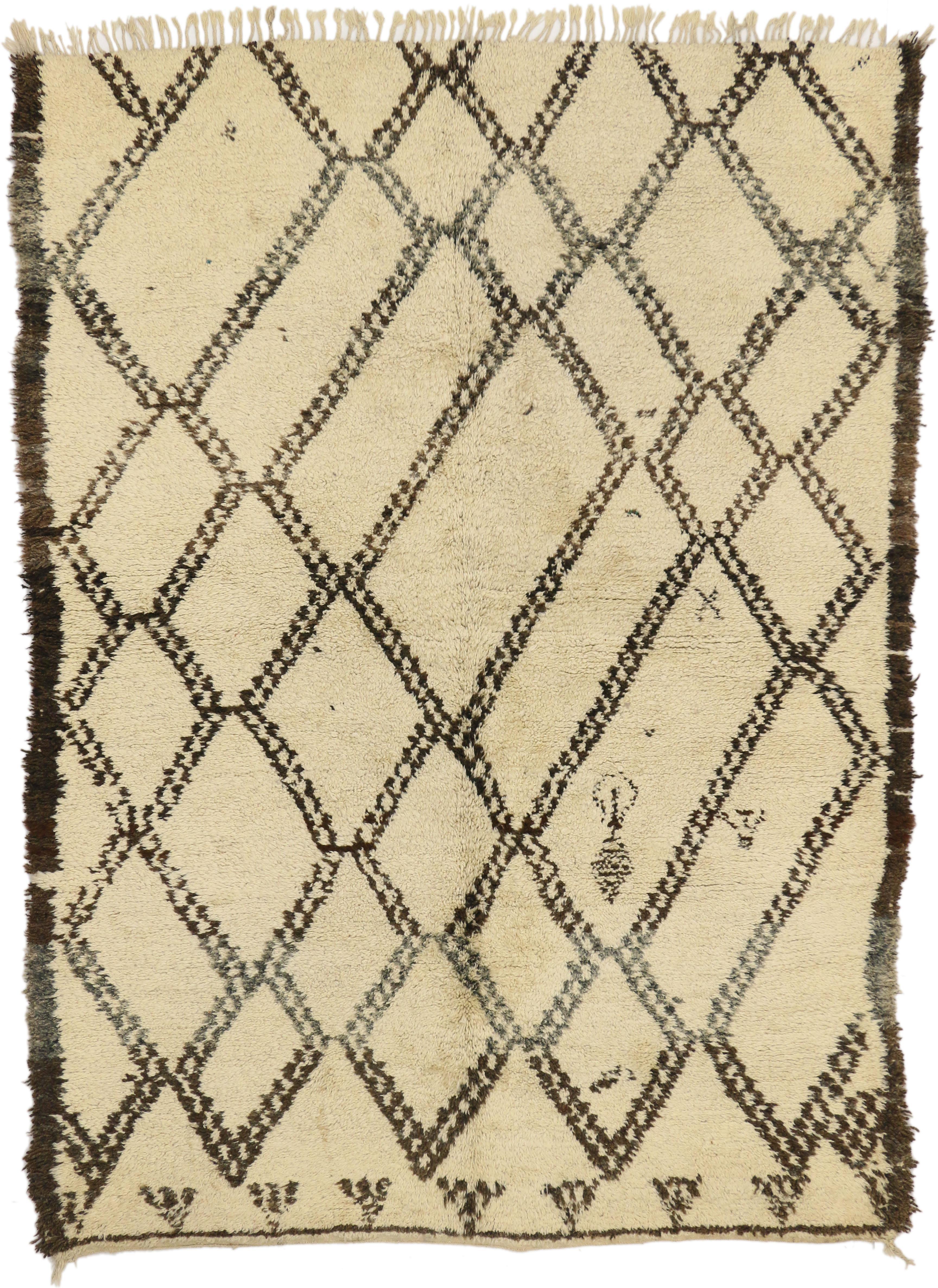 74730 A vintage Beni Ourain Moroccan rug. Rugs of the Beni Ourain tribe, one of the seventeen tribes of the Moroccan Berbers, exhibit simple yet classic designs on a neutral background. This vintage Moroccan Beni Ourain rug is patterned with a